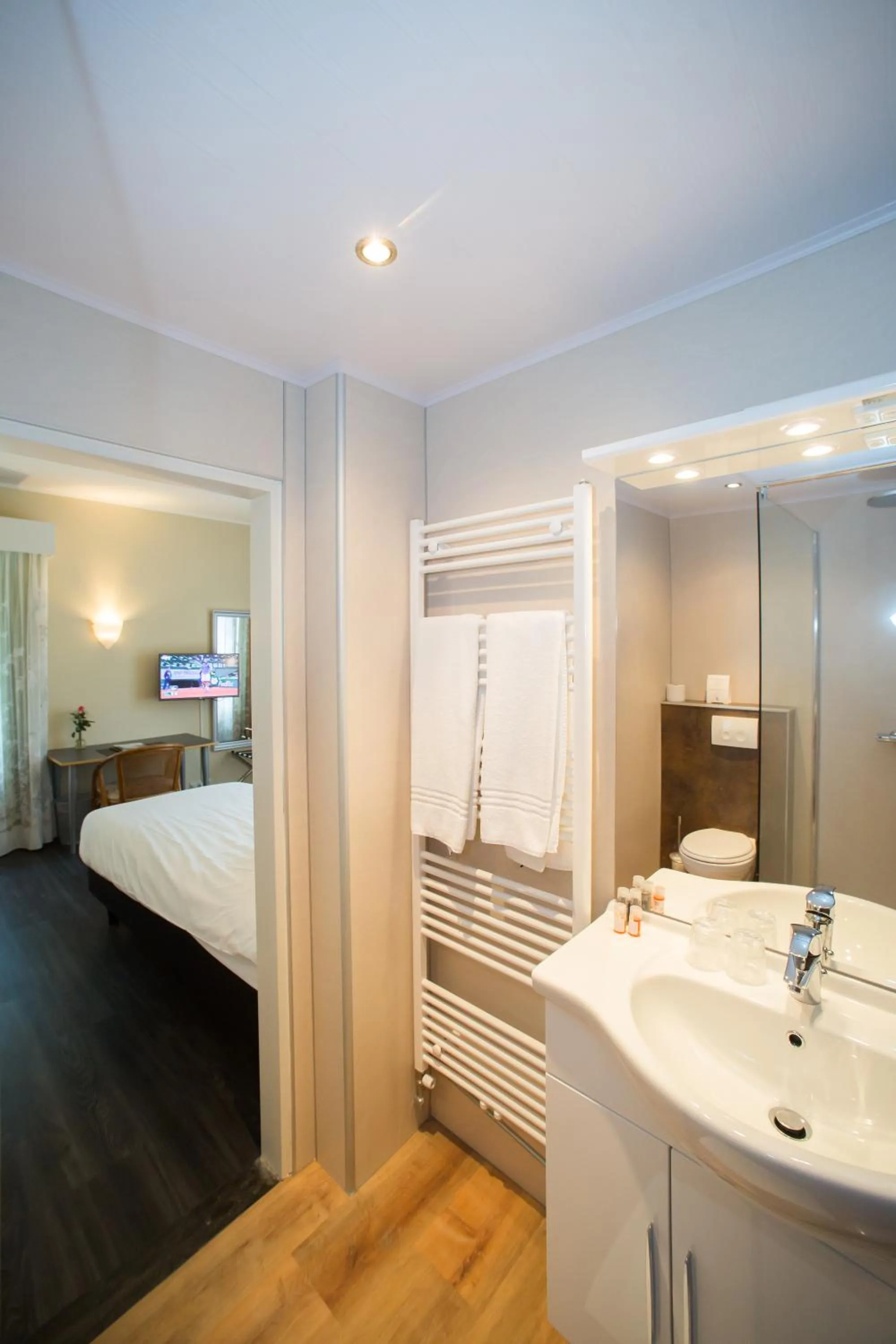 Bathroom, Bed in Landhotel De Hoofdige Boer