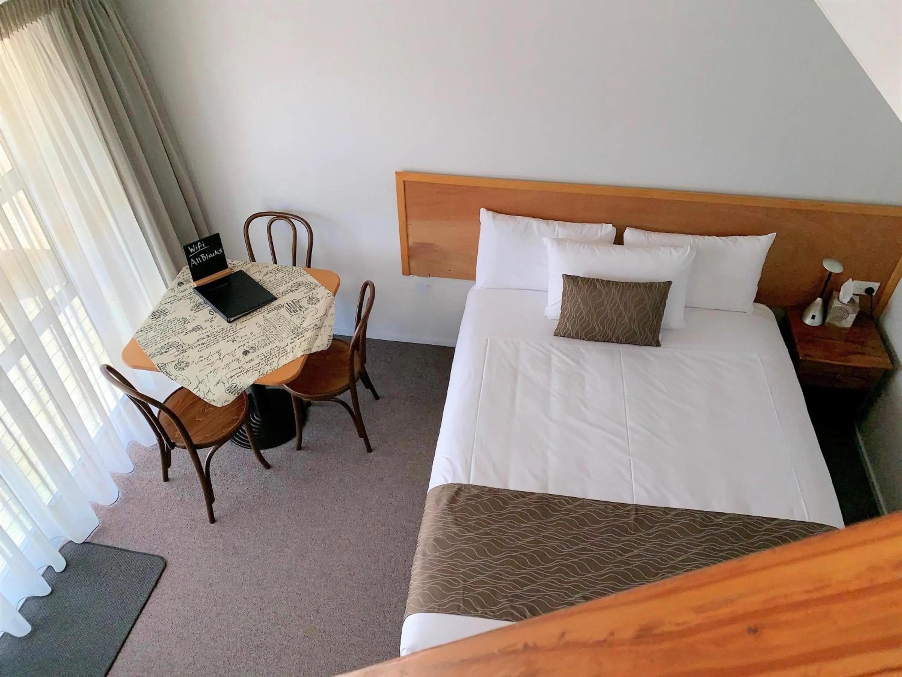 Bed in Collingwood Park Motel