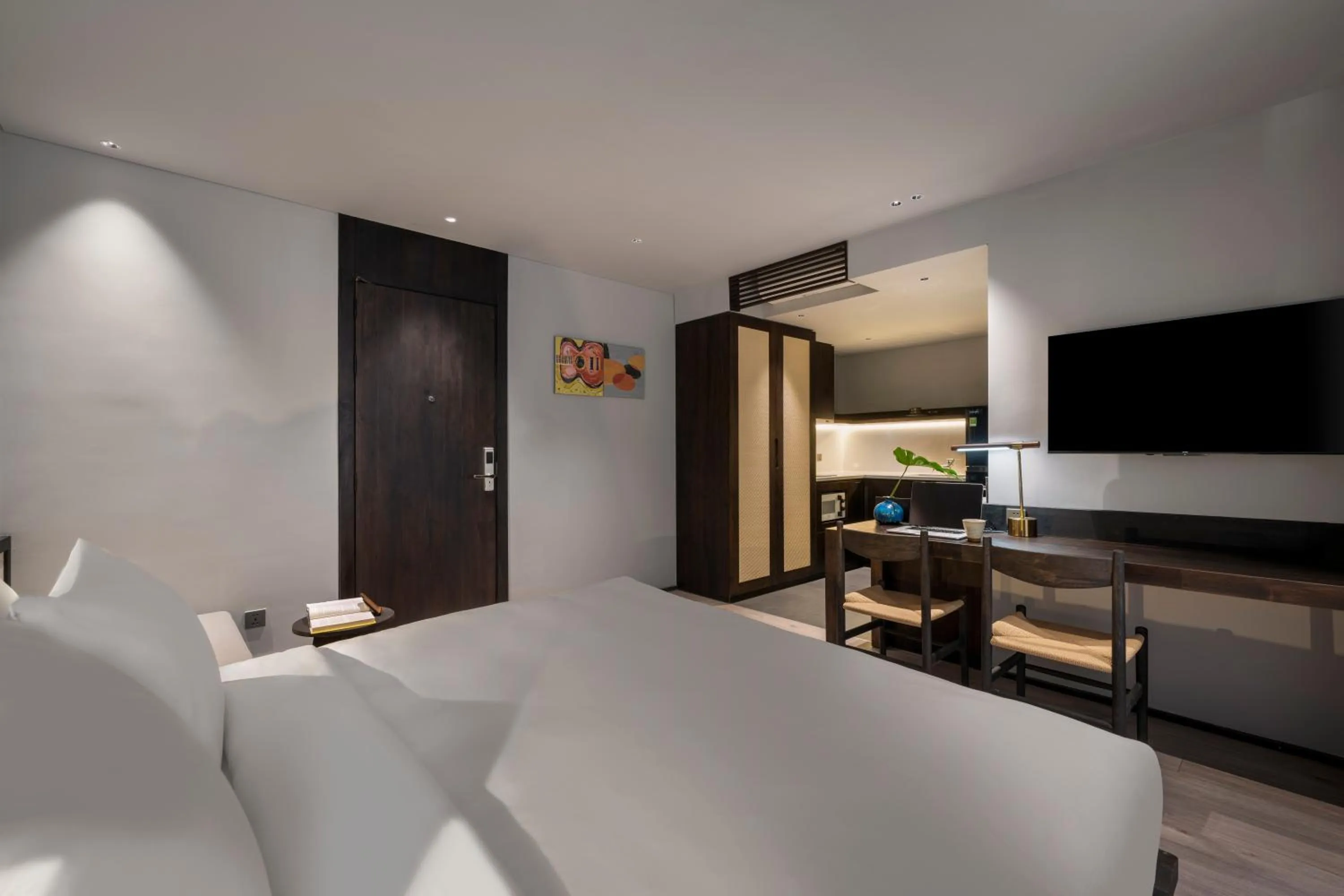 Communal lounge/ TV room in Thè HEM Hotel and Apartment