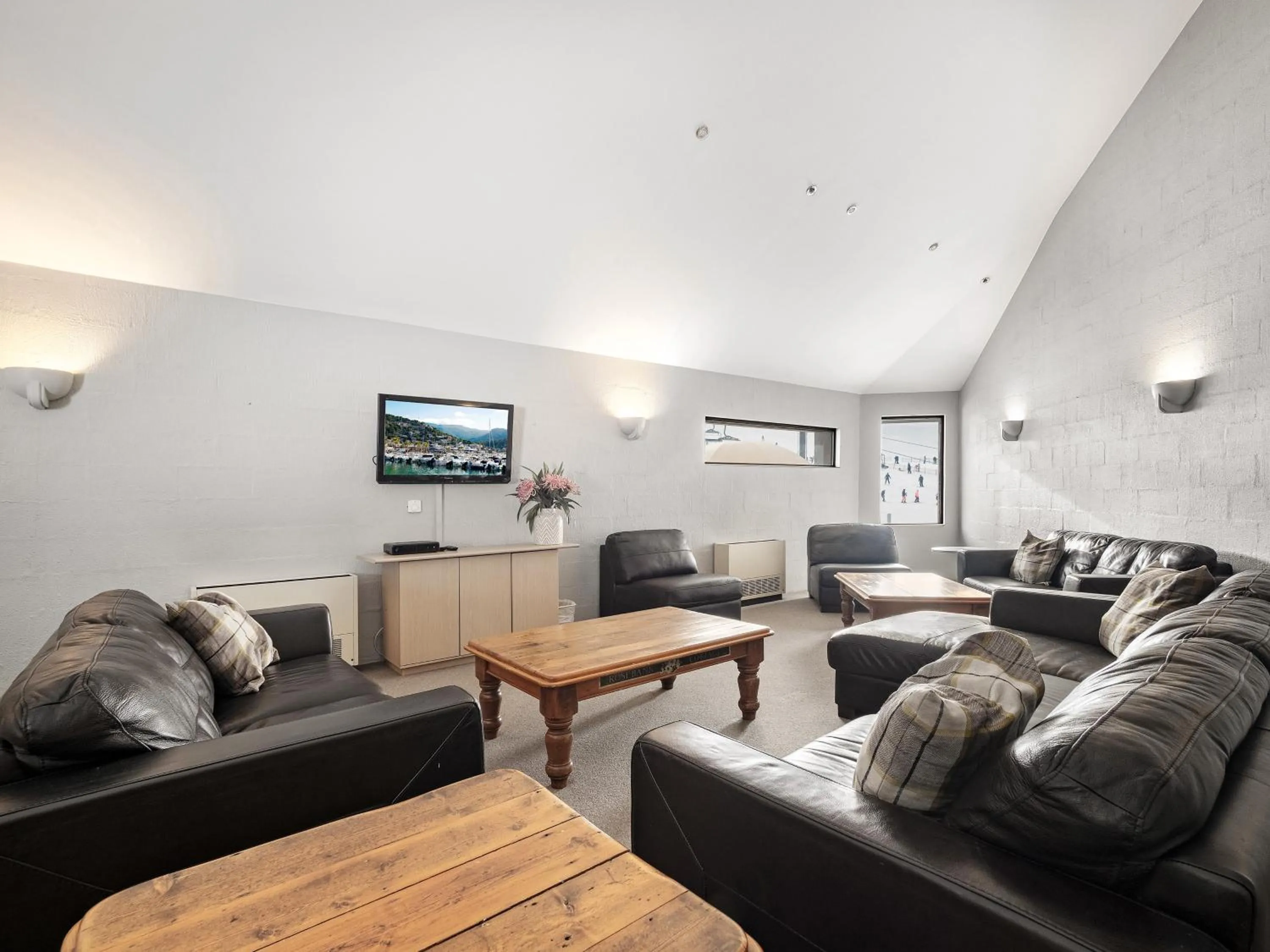 Communal lounge/ TV room in Perisher Manor Hotel