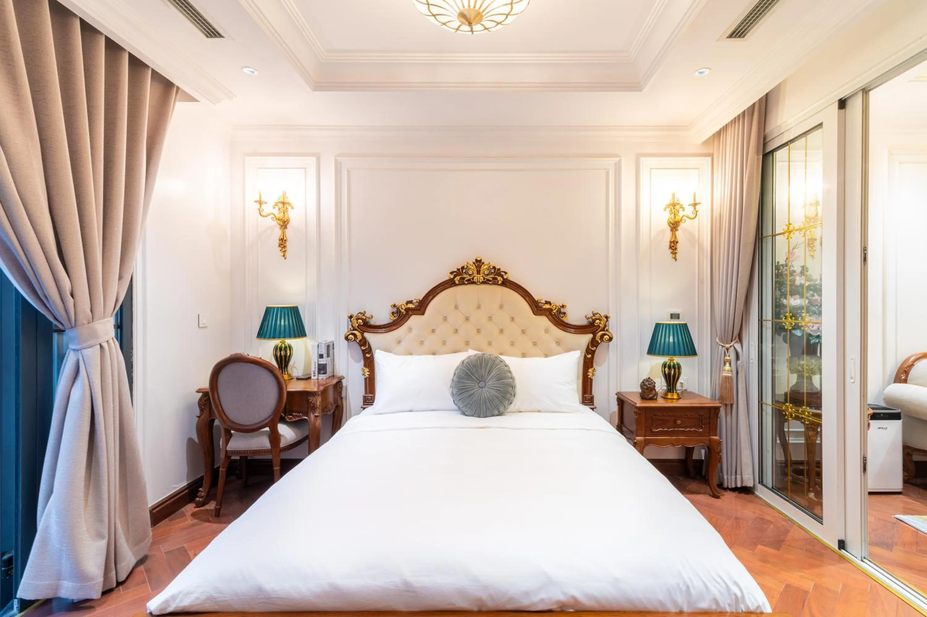 Bed in Luxe Paradise Suite Hotel Trich Sai