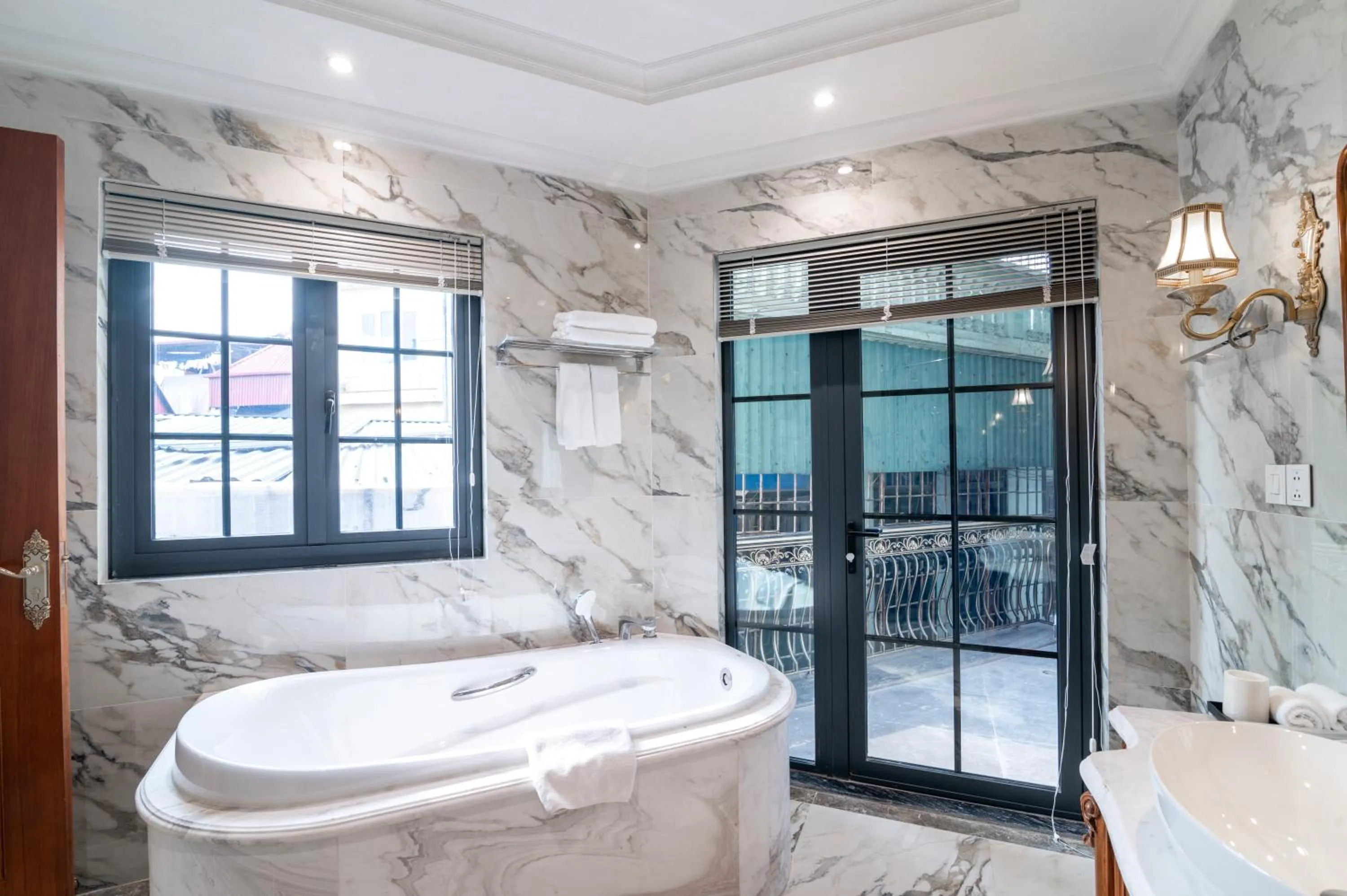 Shower in Luxe Paradise Suite Hotel Trich Sai