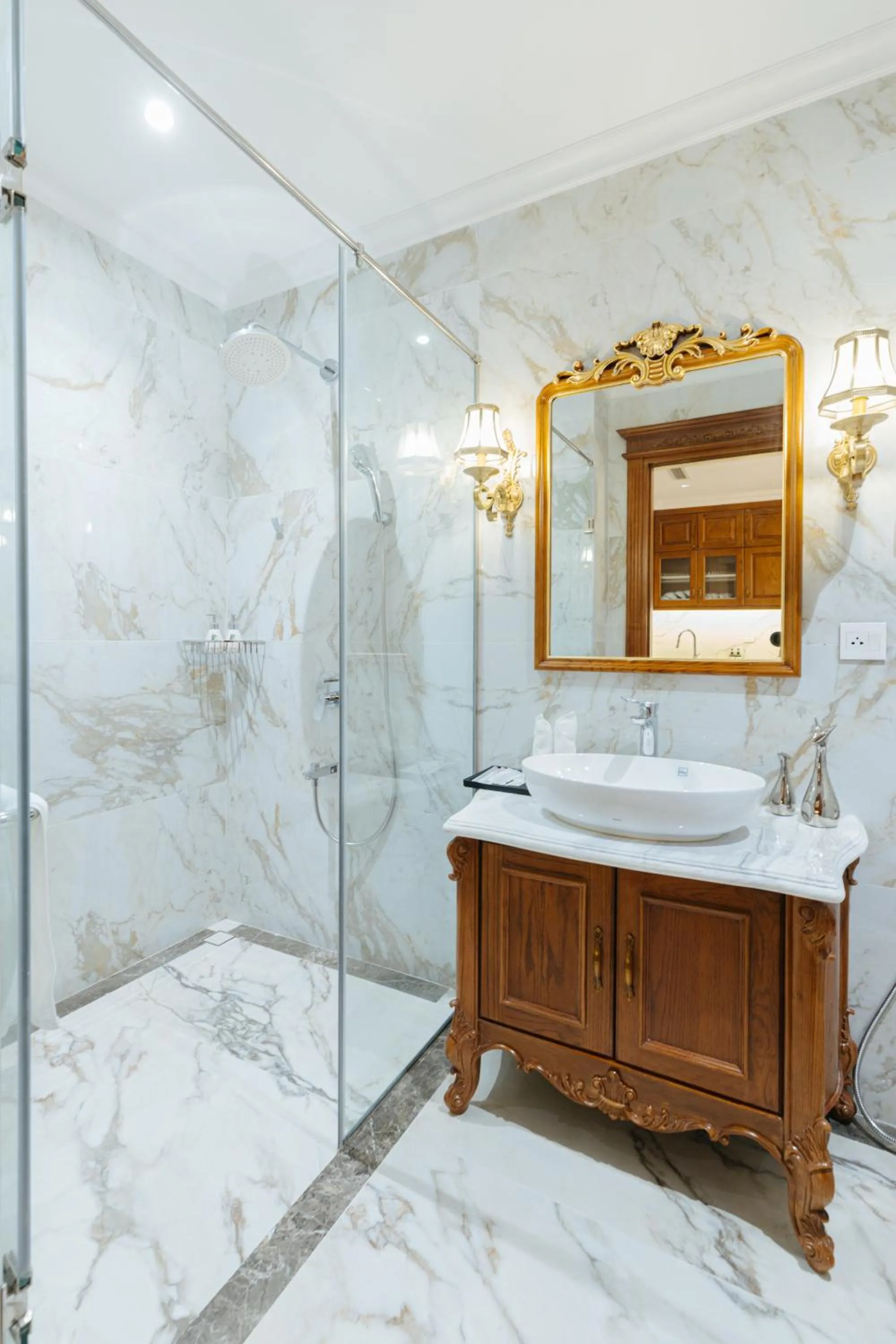 Shower in Luxe Paradise Suite Hotel Trich Sai