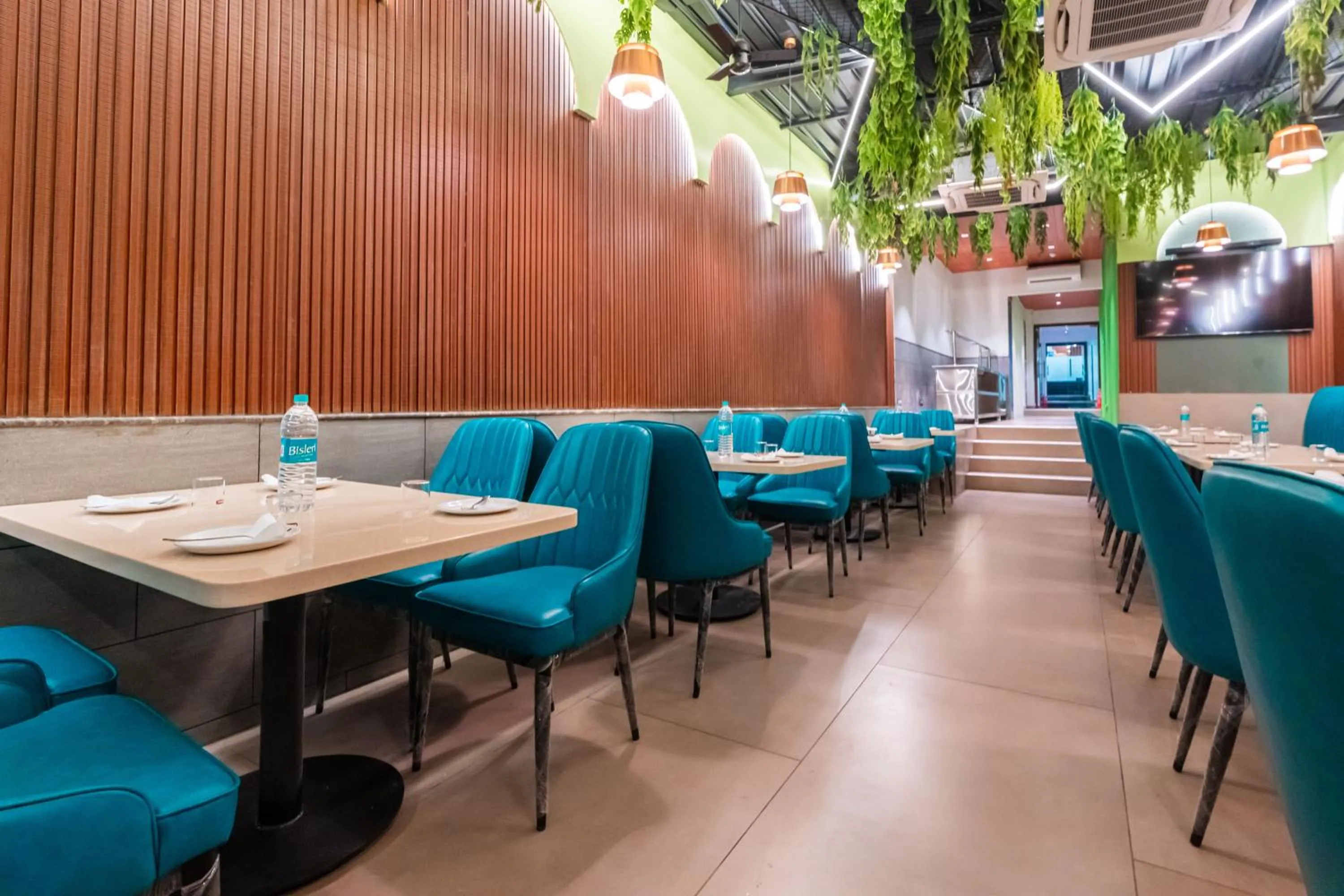 Restaurant/places to eat in Treebo Express Inn