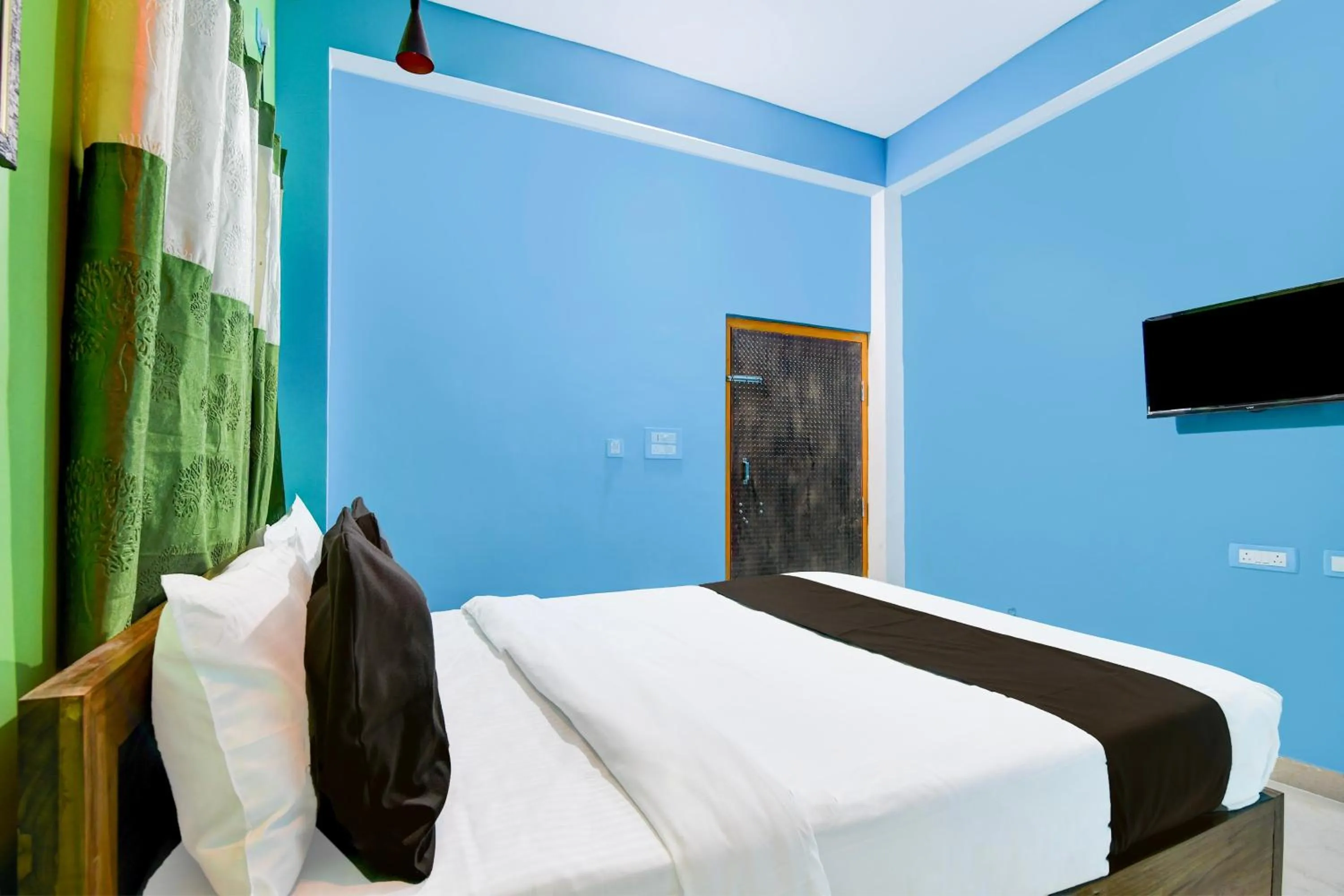 Bedroom, Bed in Hotel O Blue Valley