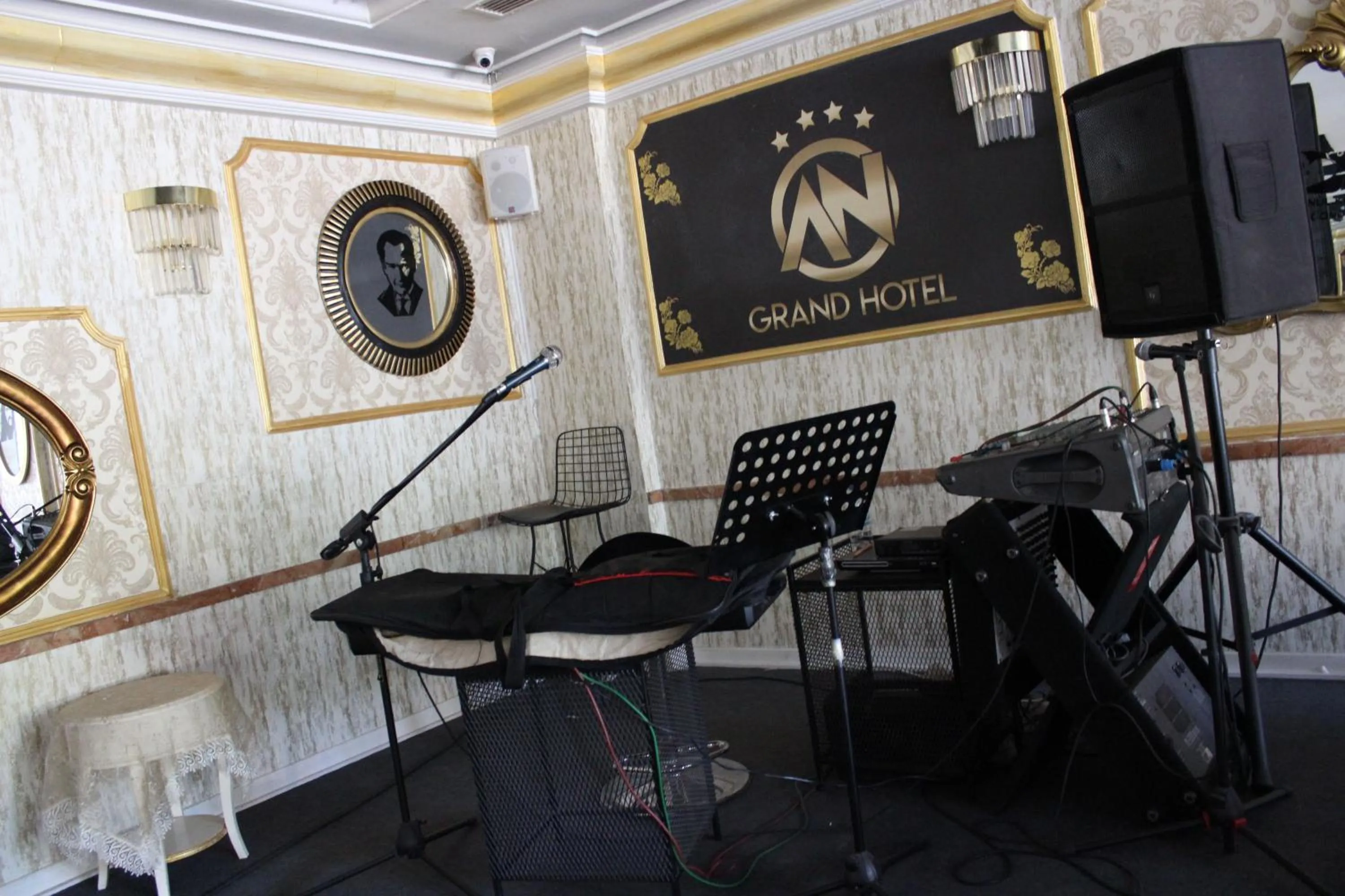 Restaurant/places to eat in ANGRAND HOTEL