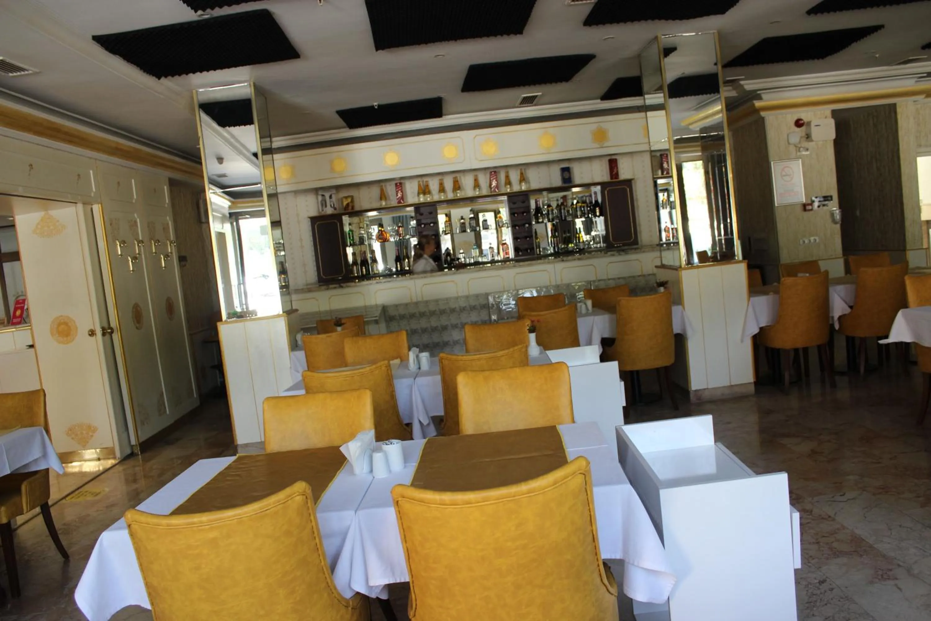 Restaurant/places to eat in ANGRAND HOTEL