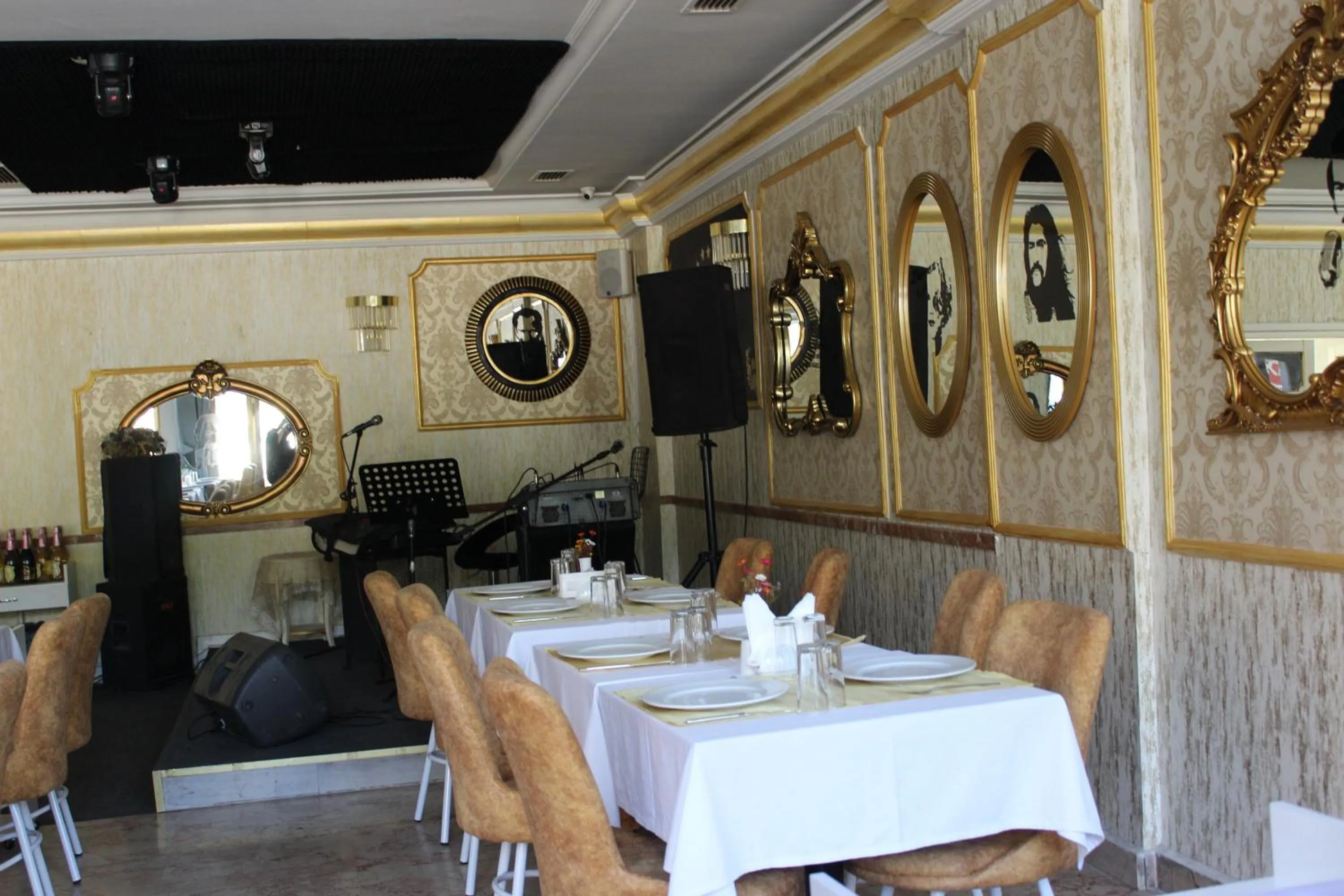 Restaurant/places to eat in ANGRAND HOTEL