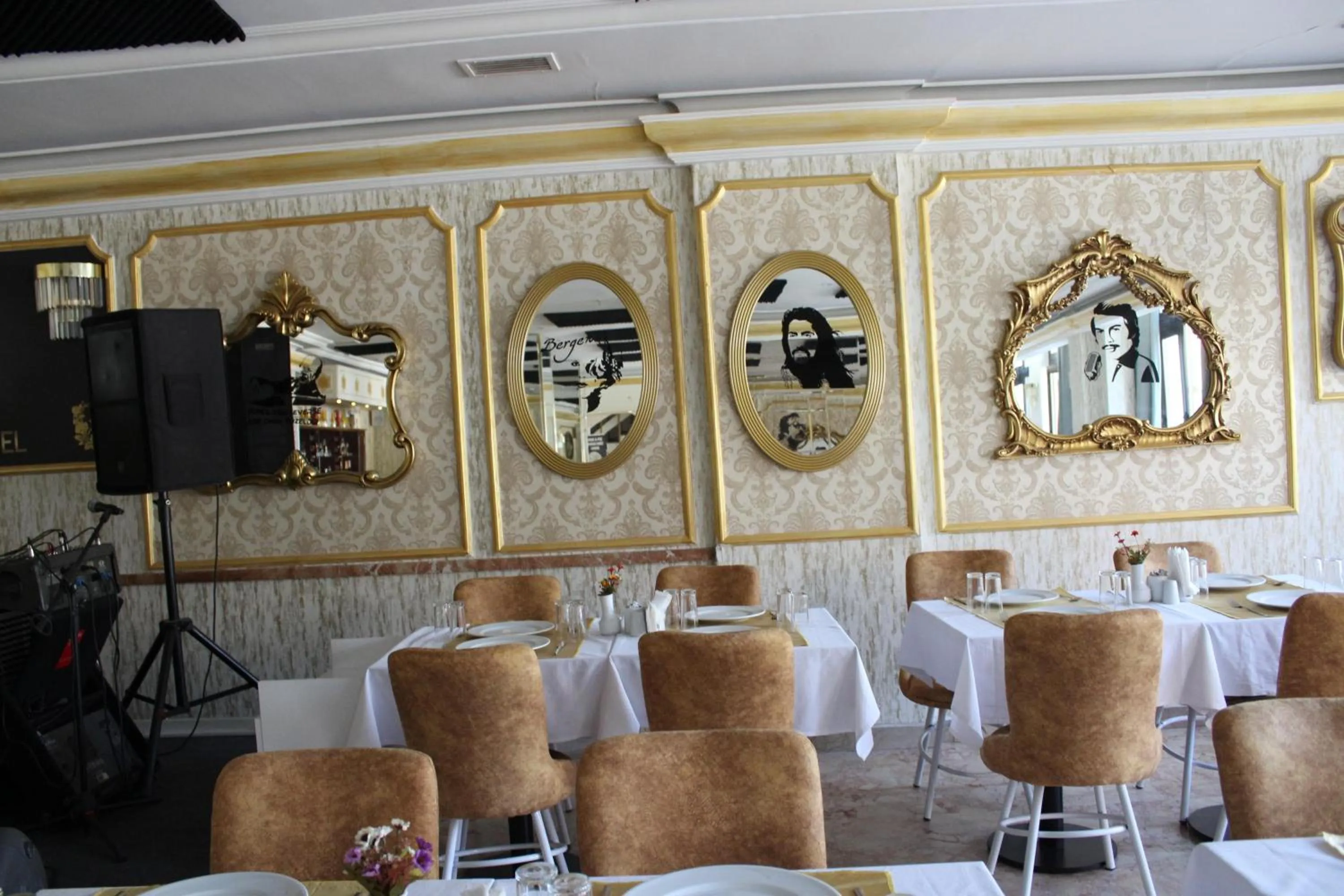 Restaurant/places to eat in ANGRAND HOTEL