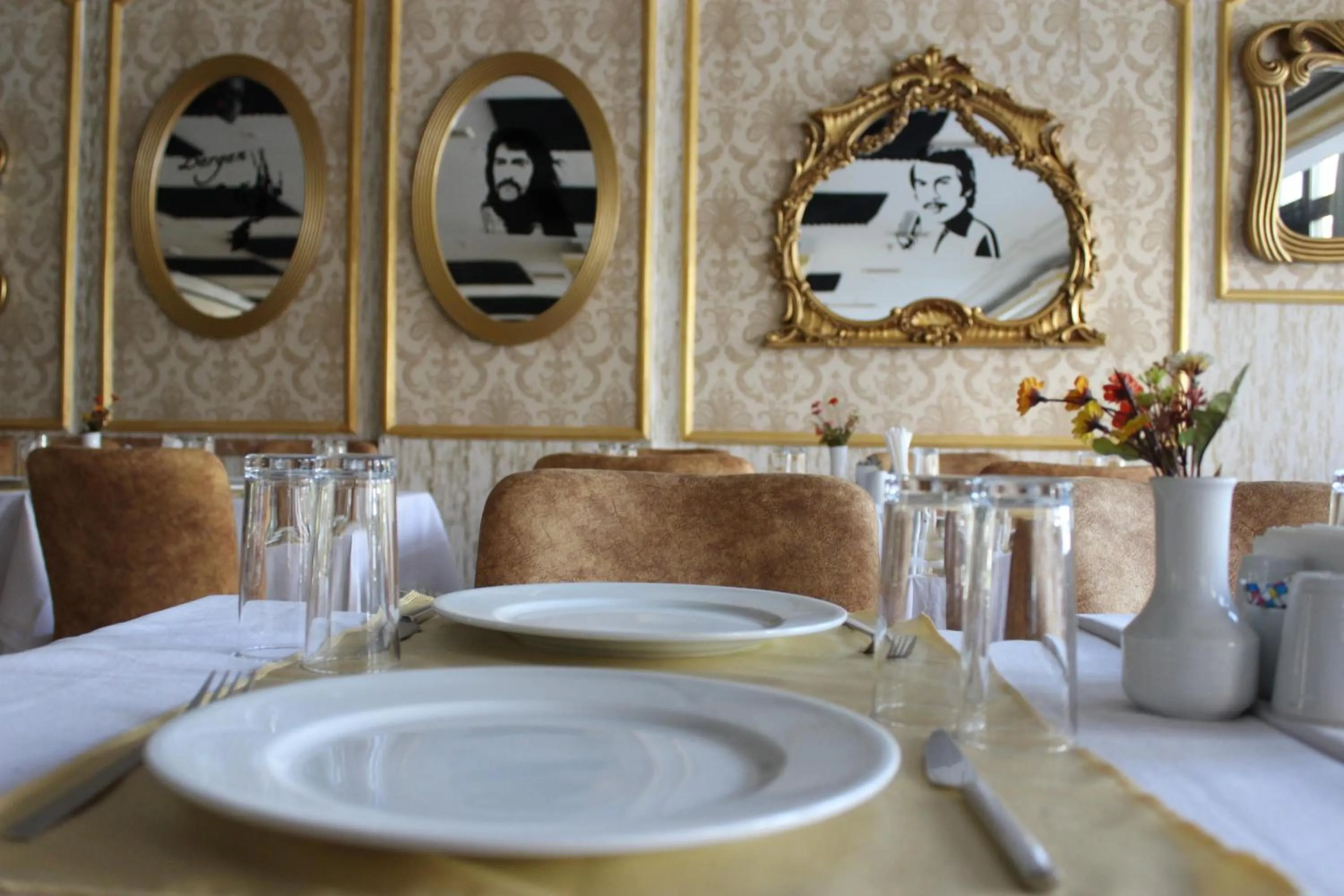 Restaurant/places to eat in ANGRAND HOTEL