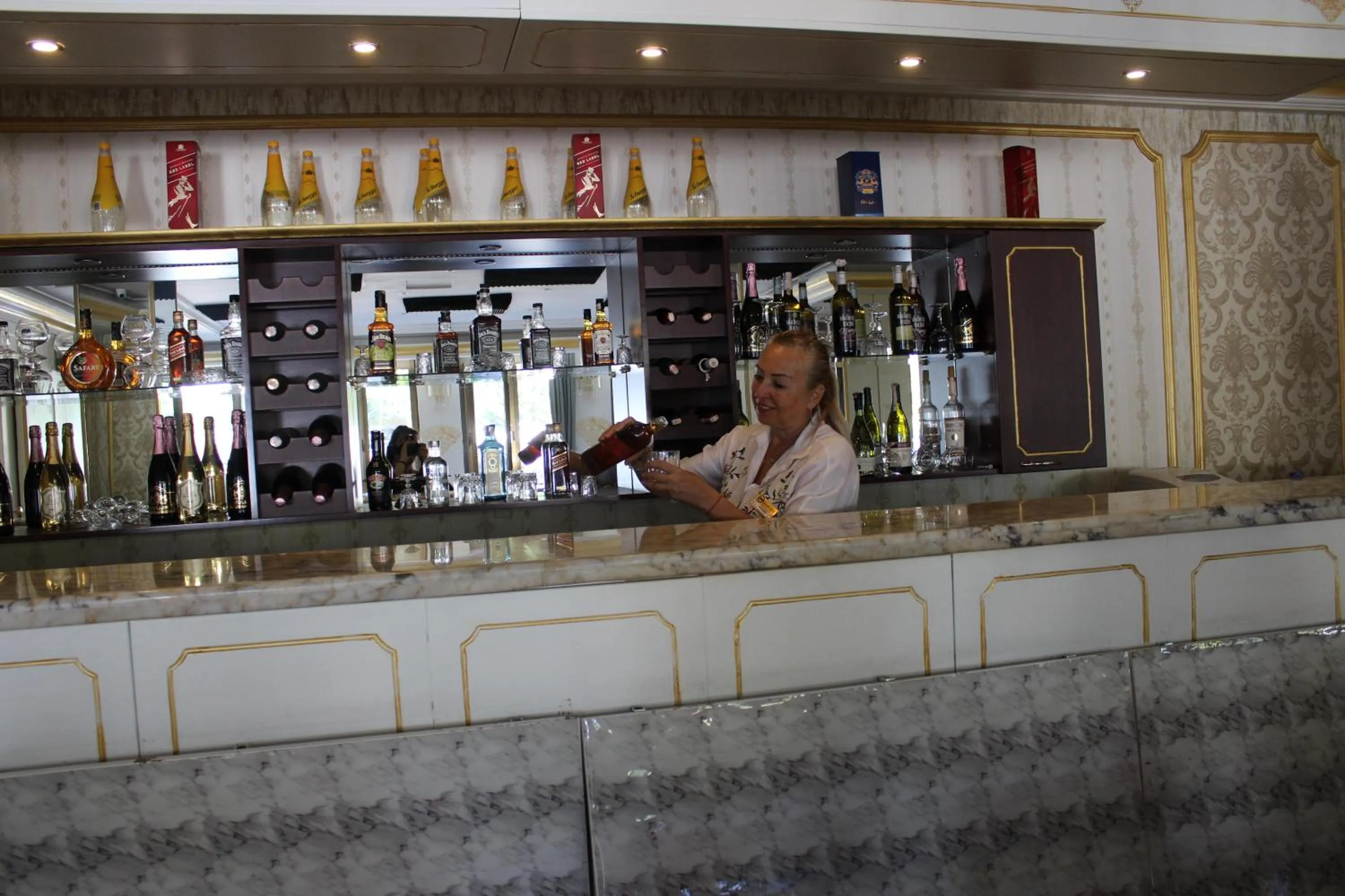 Restaurant/places to eat in ANGRAND HOTEL