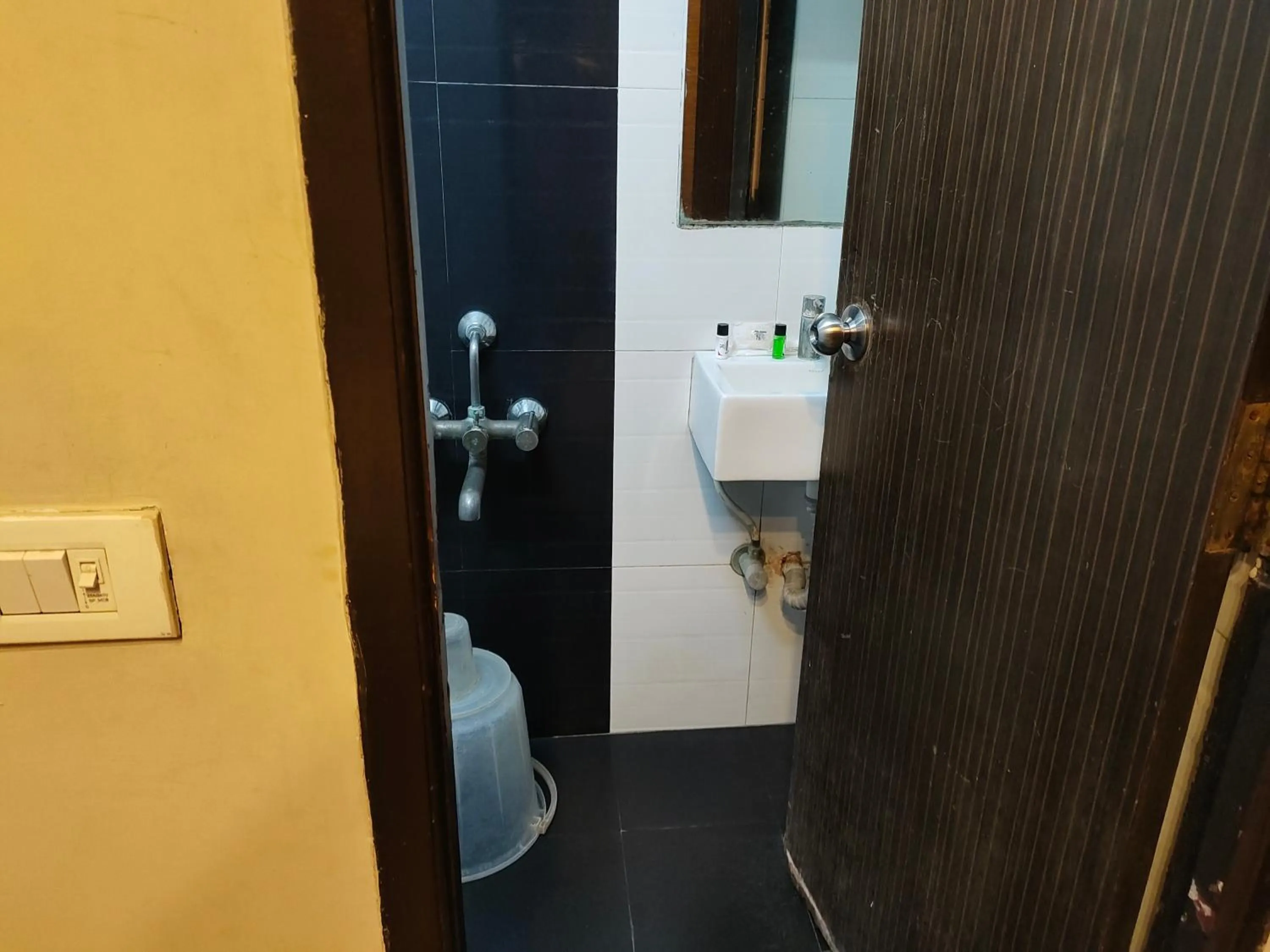 Shower in Santhi Bhavan, Chennai Central