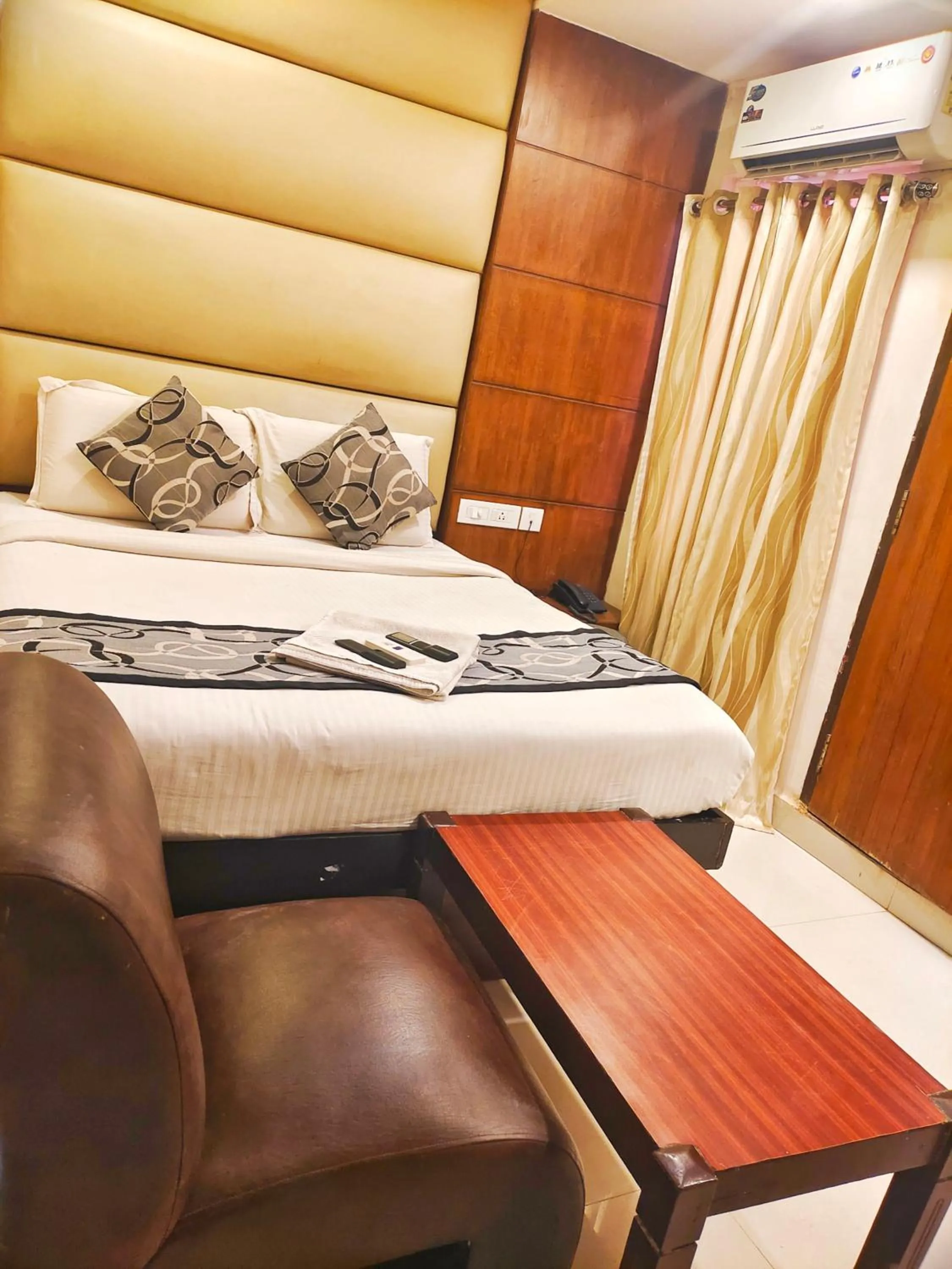 air conditioner, Bed in Santhi Bhavan, Chennai Central