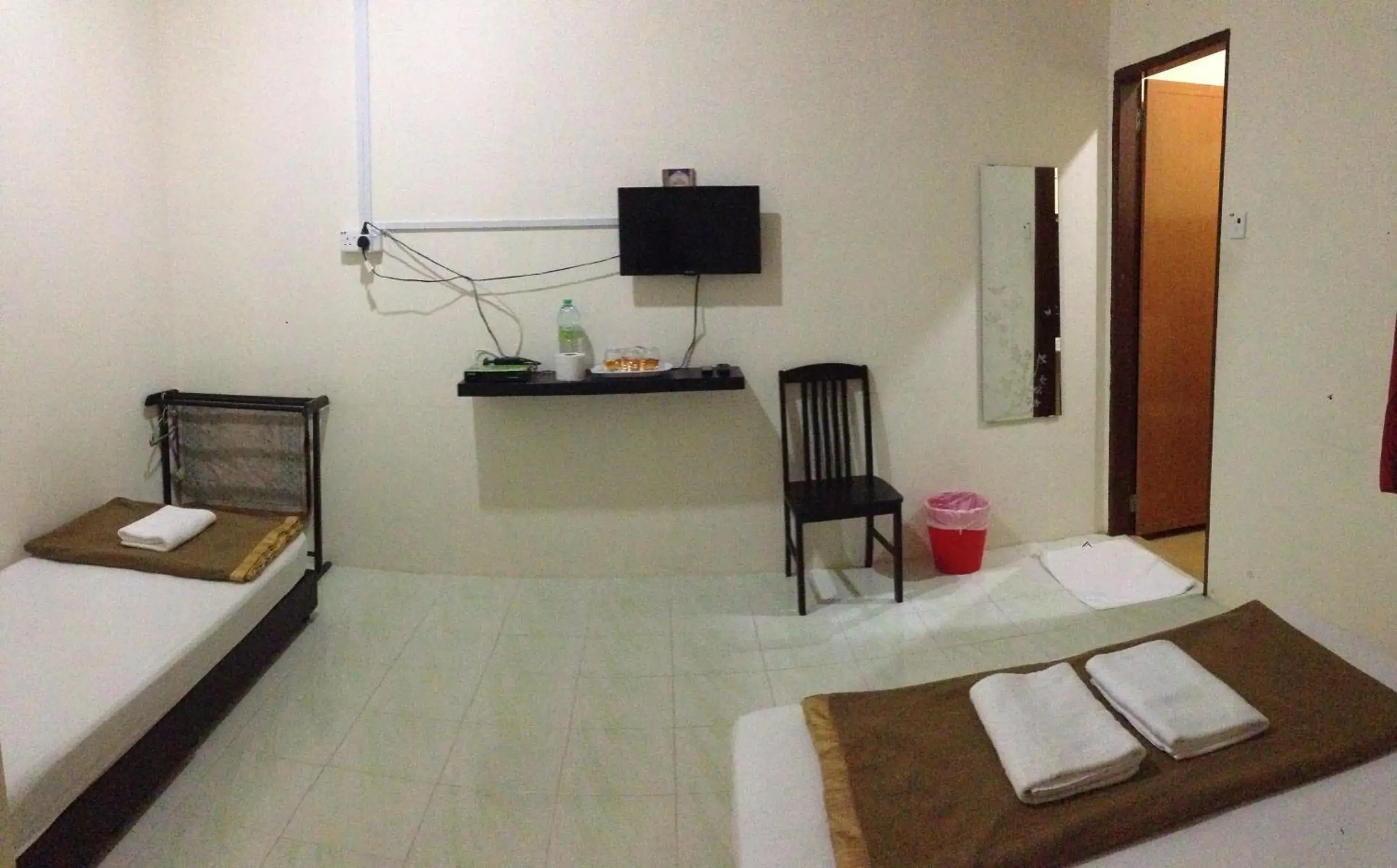 Shower, Bed in Semarak Beach Inn Shower, Bed in Semarak Beach Inn