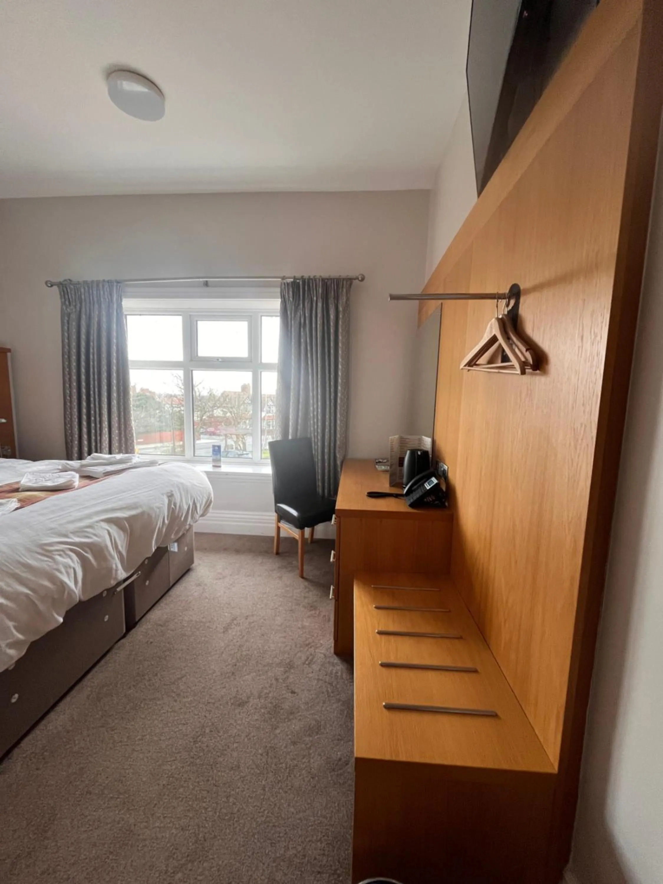 Bedroom, Bed in King Alfred Hotel