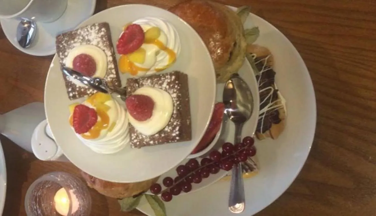 Restaurant/places to eat in King Alfred Hotel