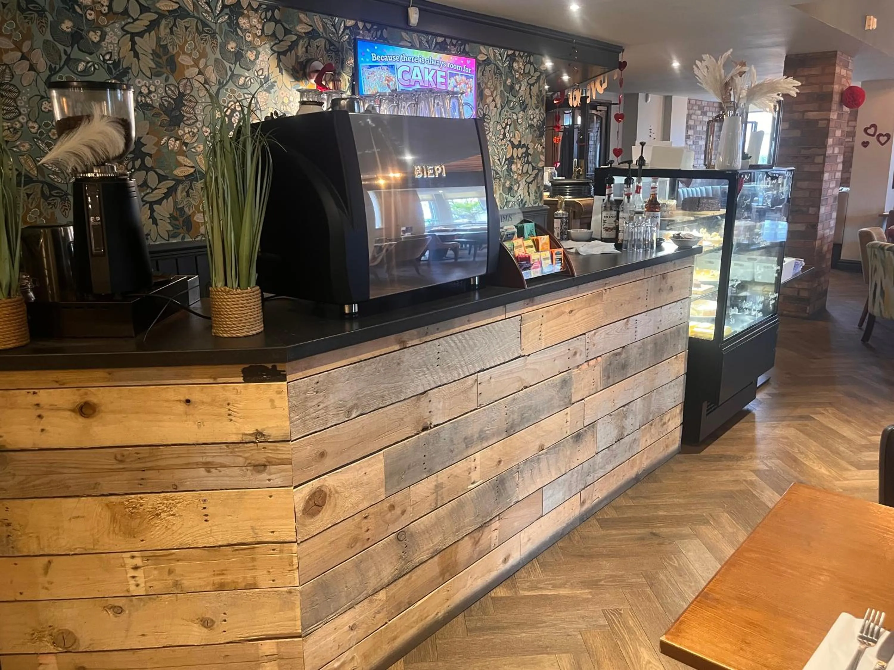 Restaurant/places to eat in King Alfred Hotel