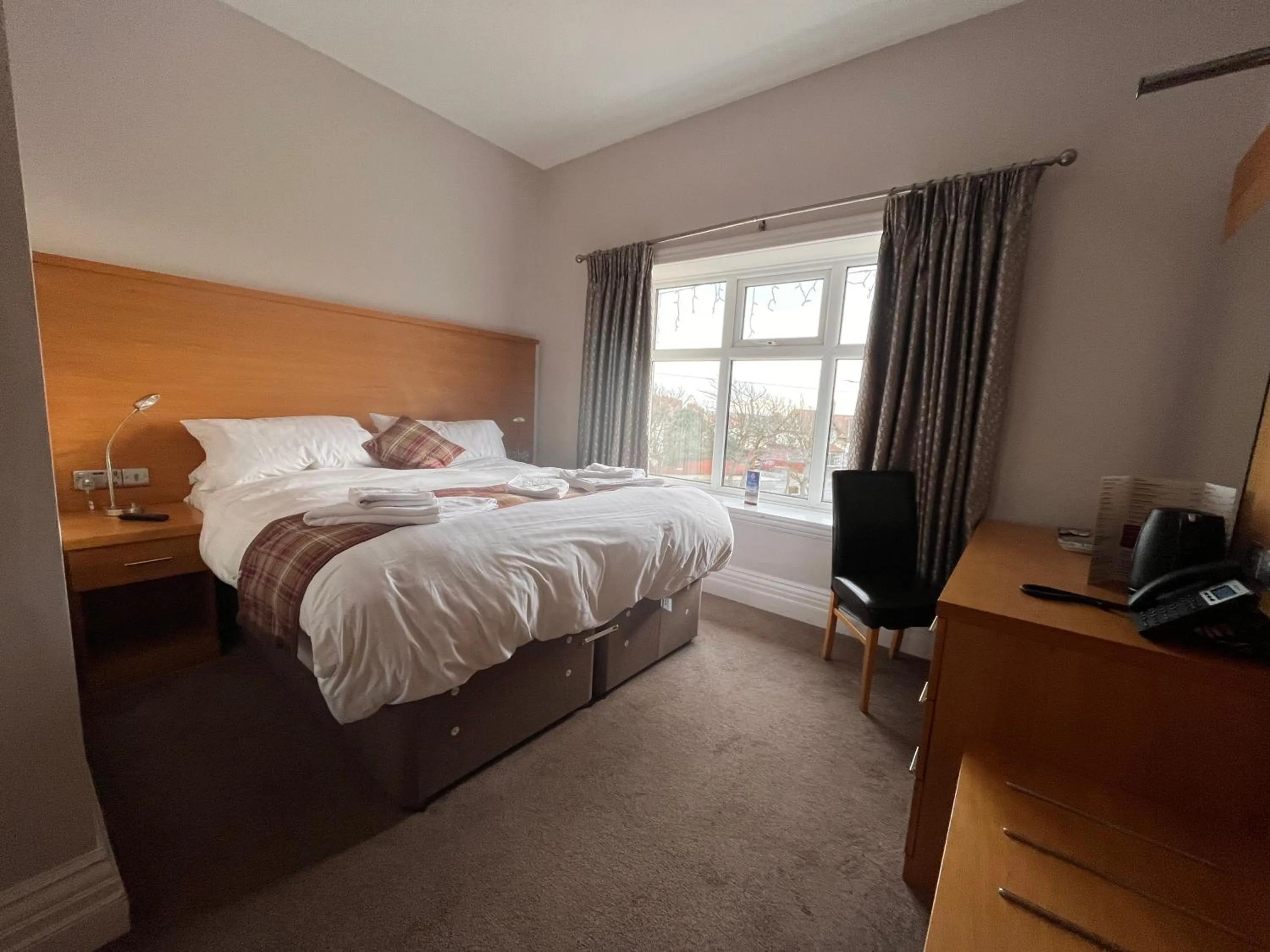 Bedroom, Bed in King Alfred Hotel