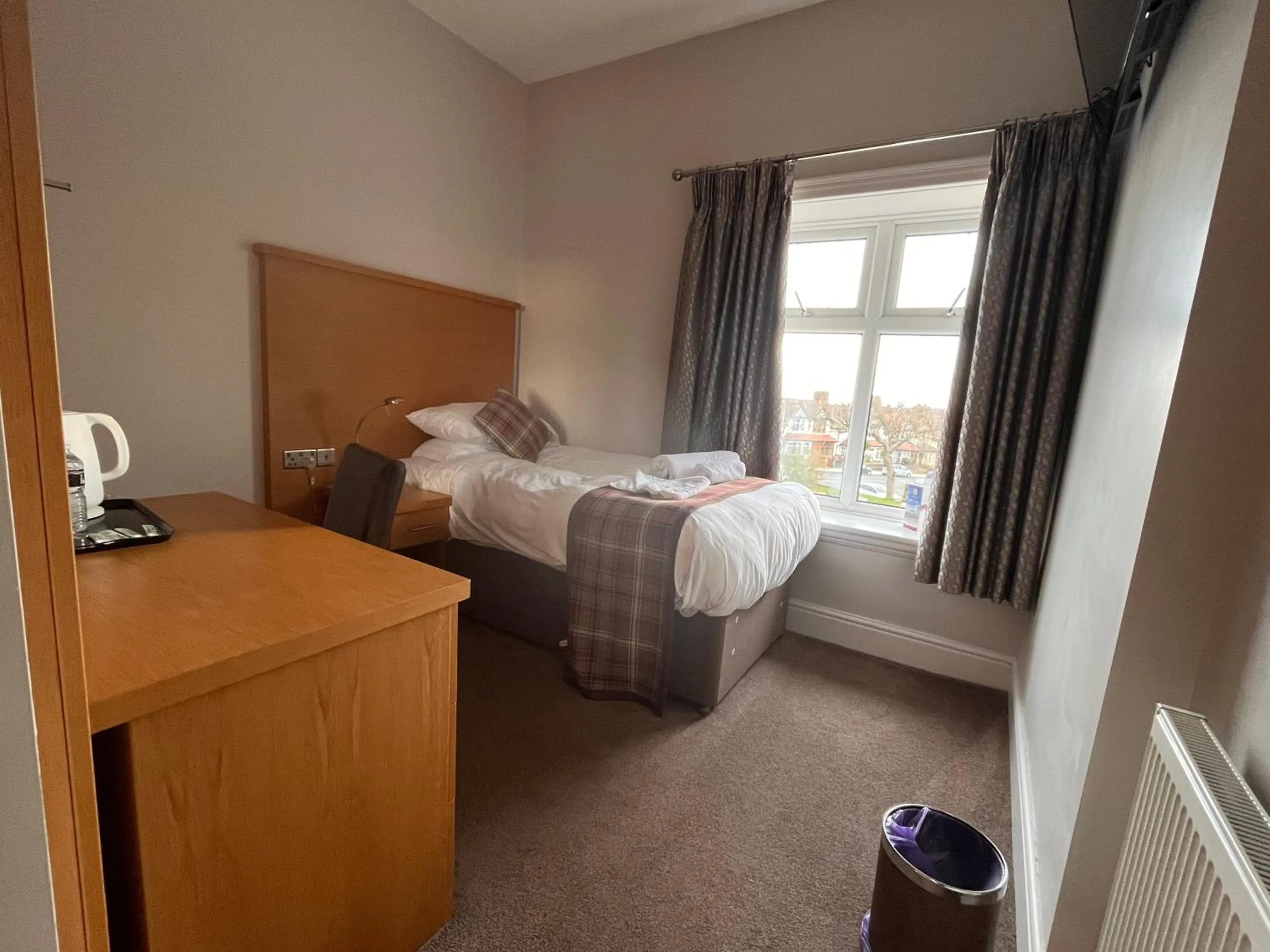 Bedroom, Bed in King Alfred Hotel