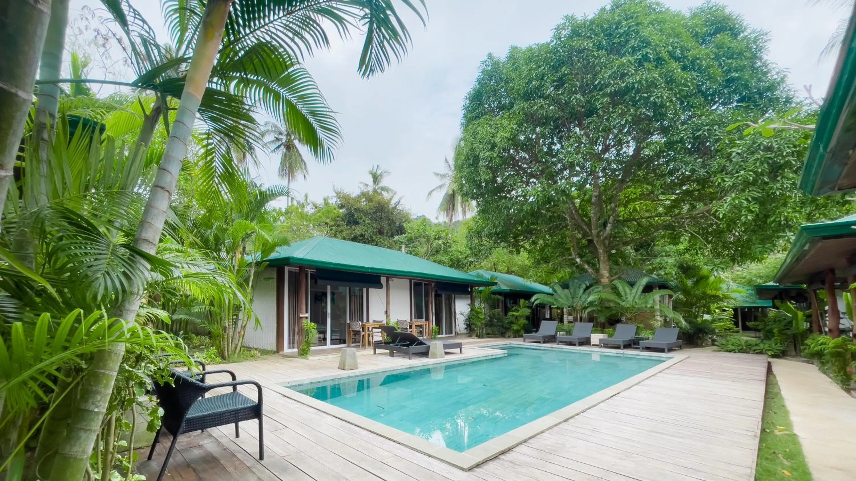 Shower in Cadlao Resort and Restaurant
