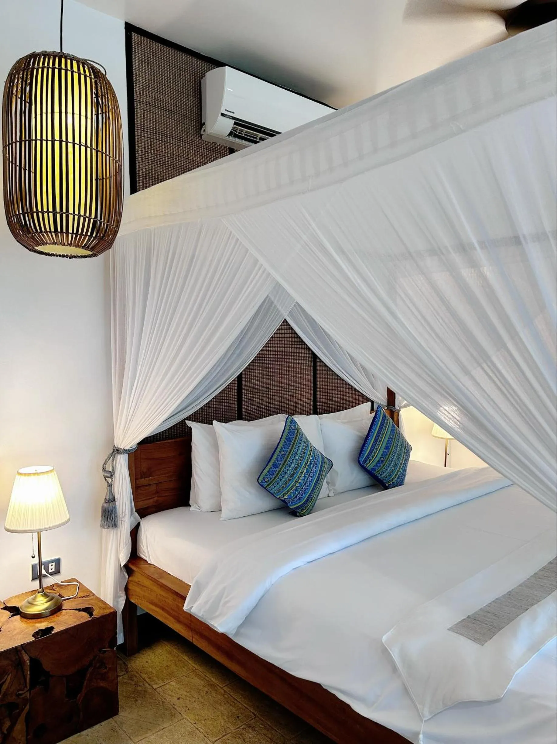 Bed in Cadlao Resort and Restaurant