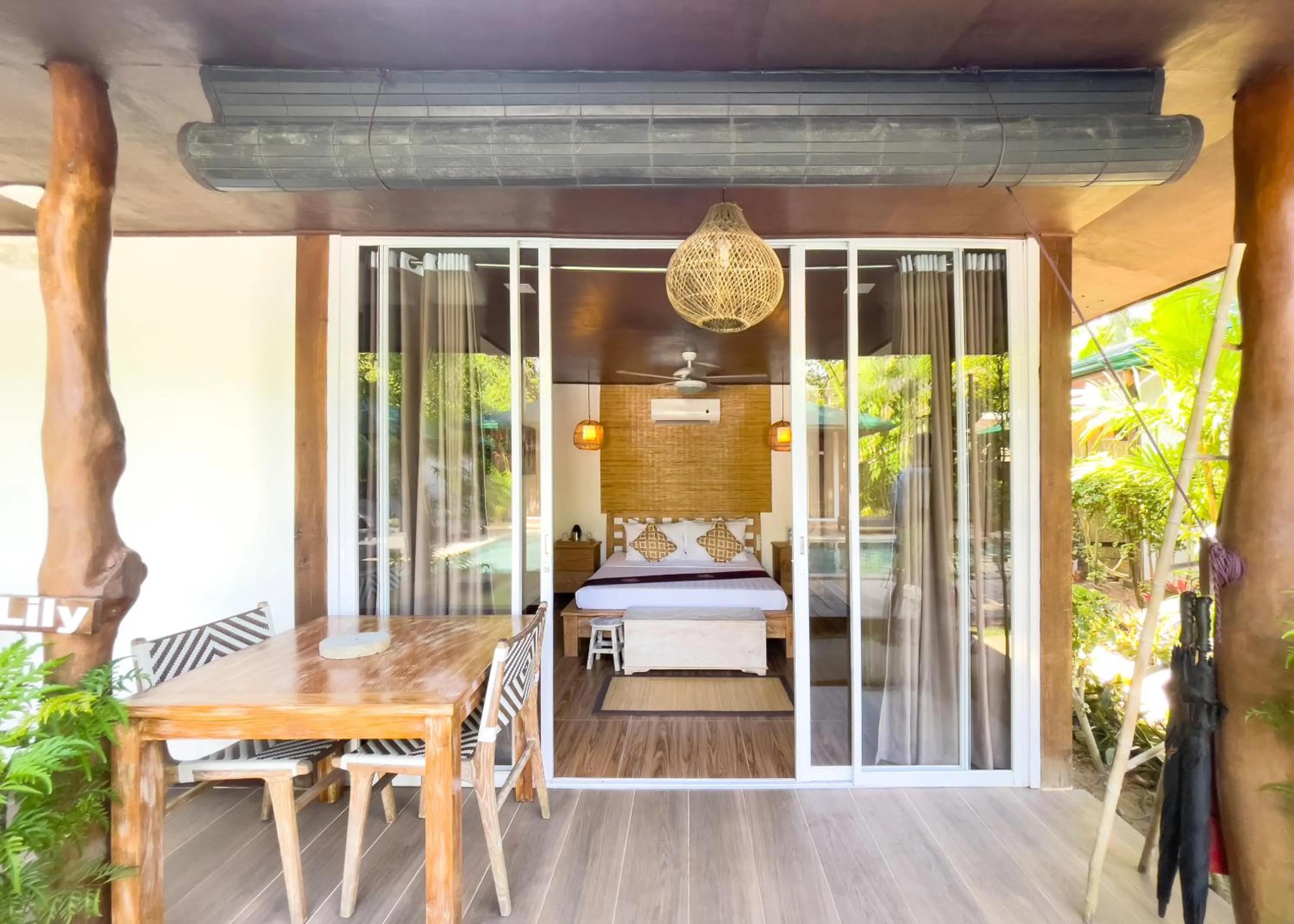 Shower in Cadlao Resort and Restaurant