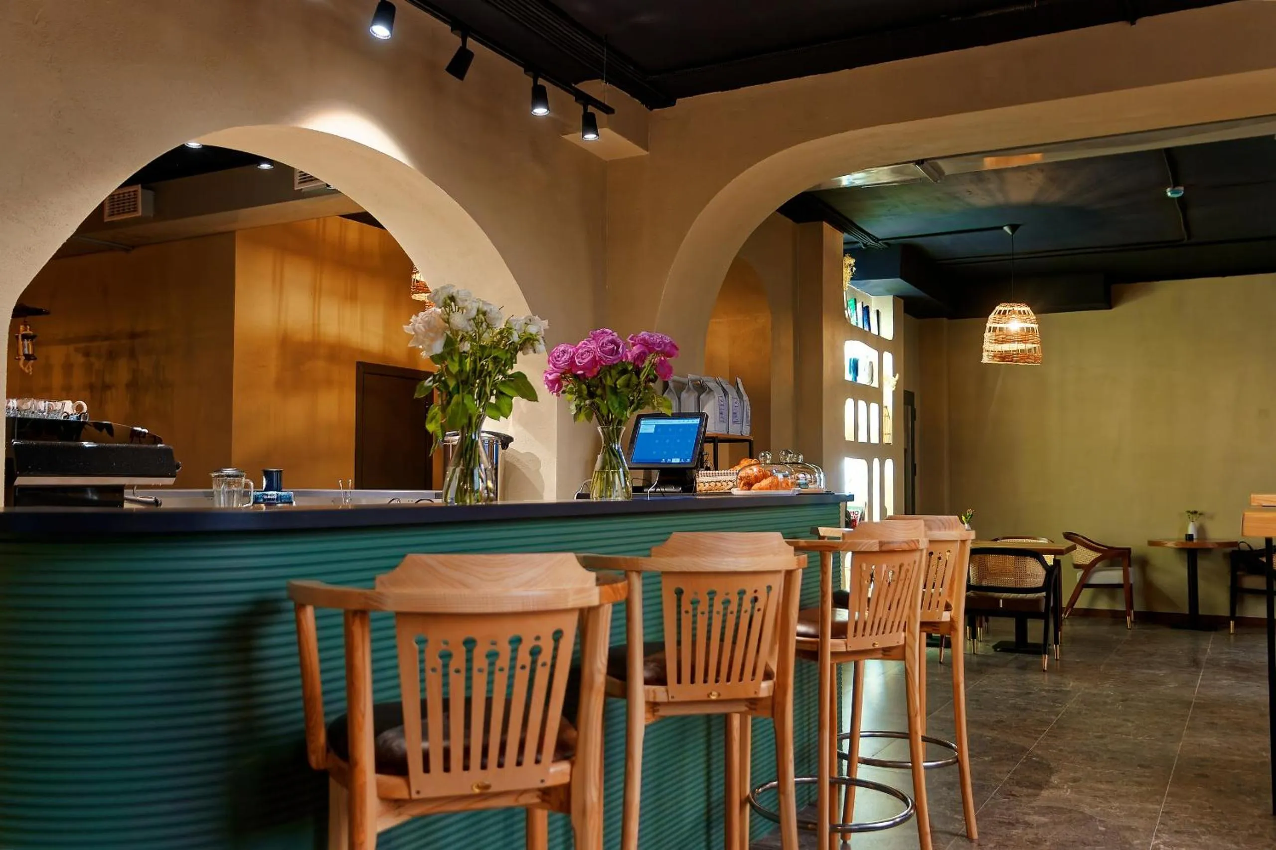 Restaurant/places to eat in Aston Hotel