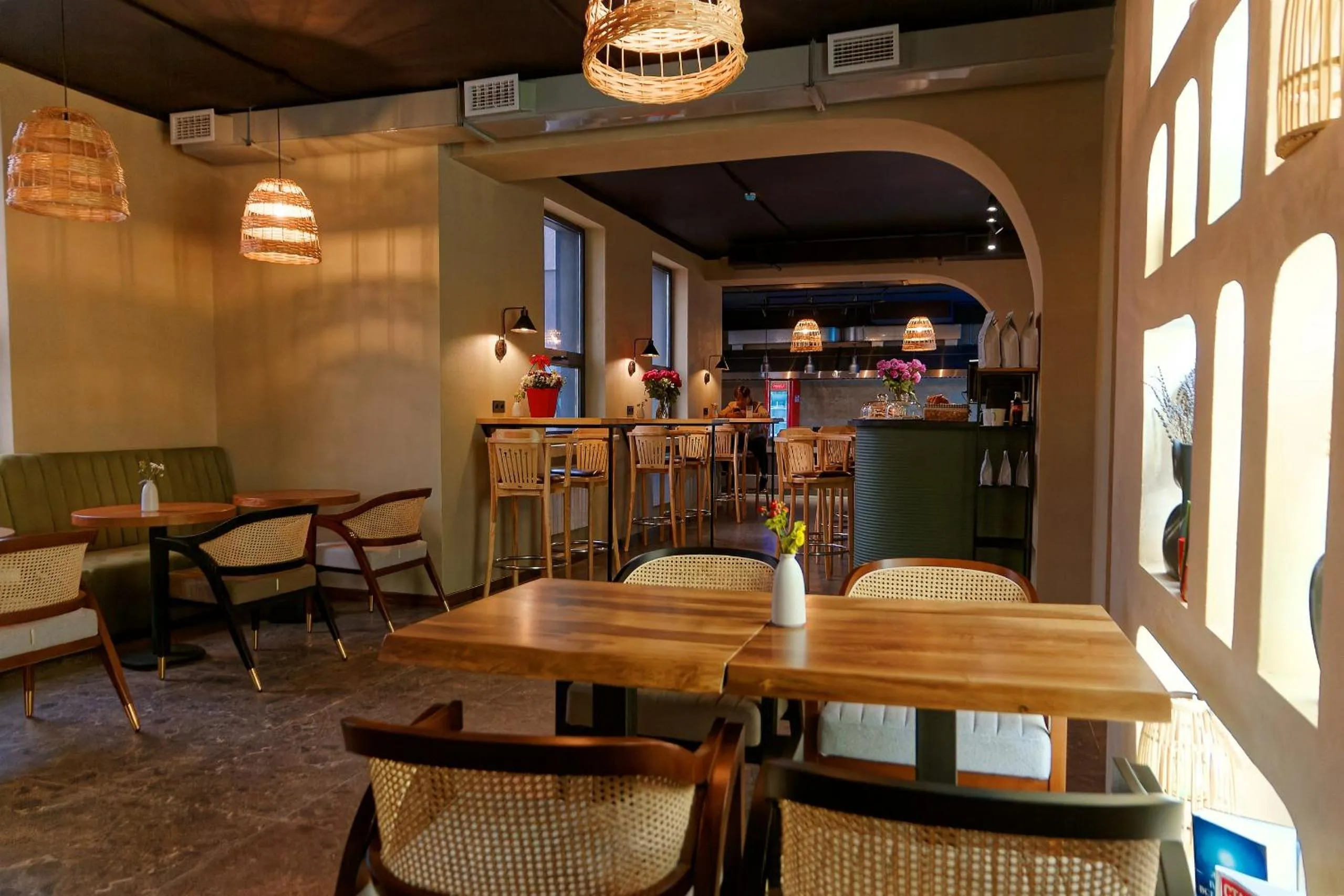 Restaurant/places to eat in Aston Hotel