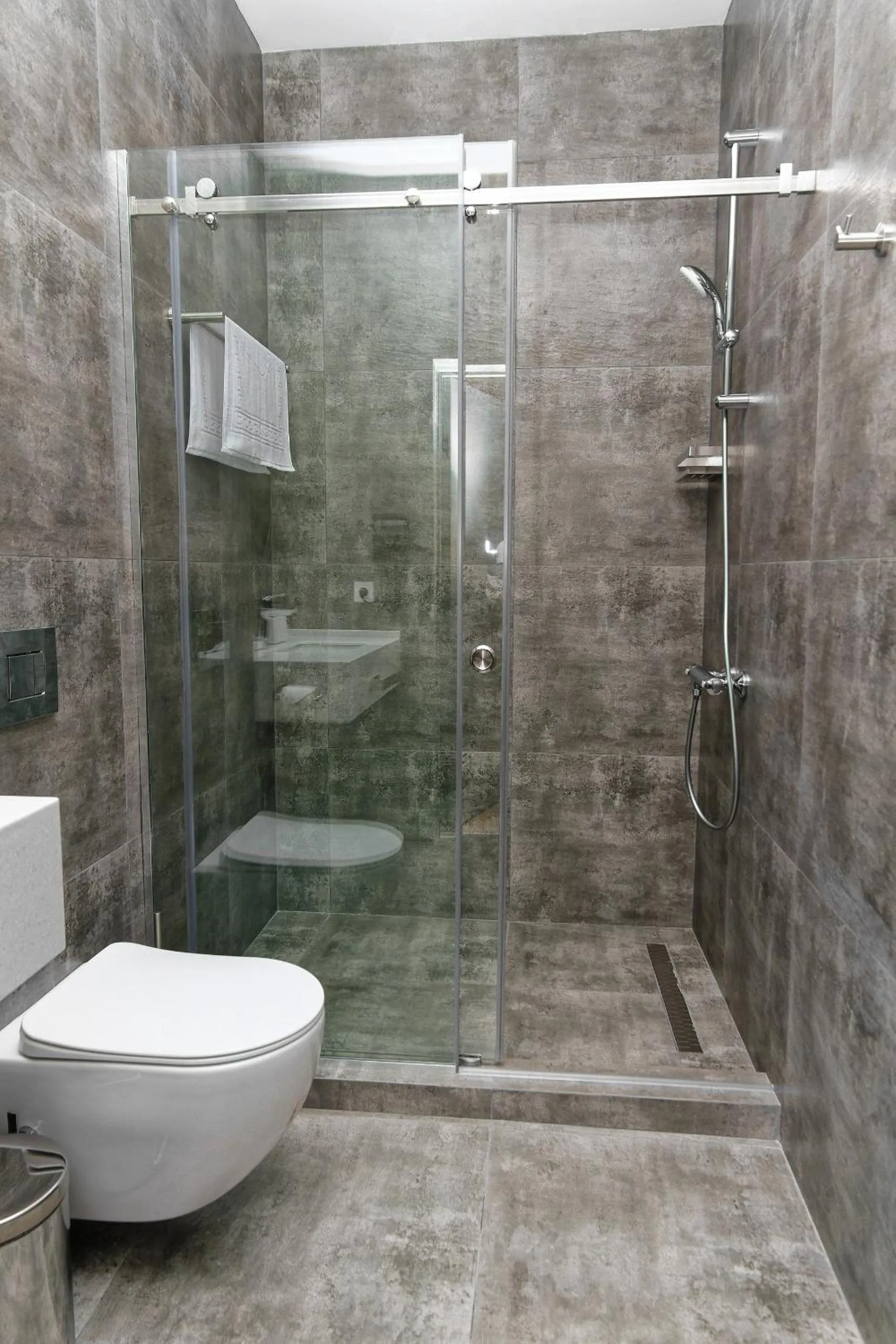 Shower in Aston Hotel