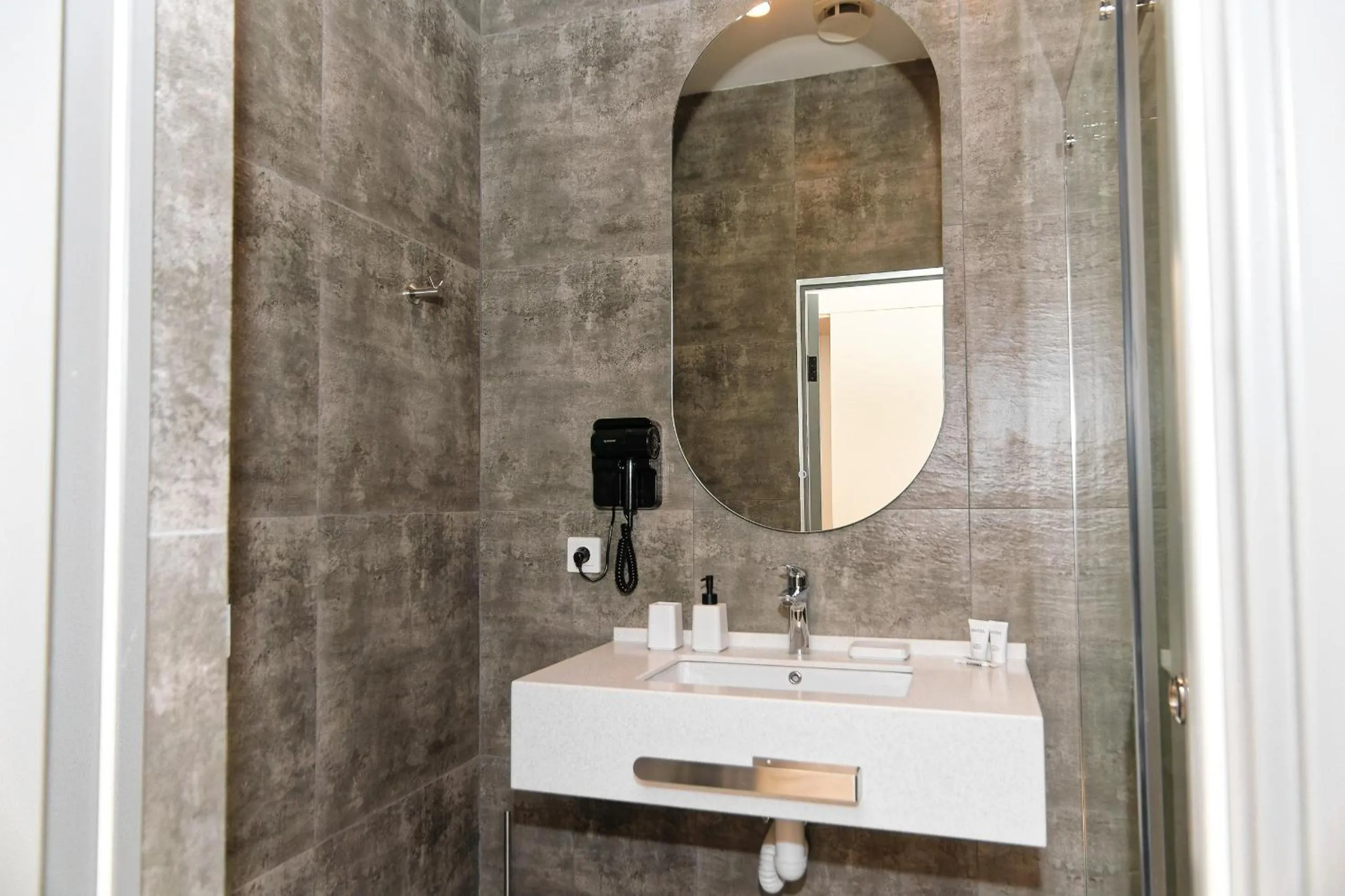 Shower in Aston Hotel