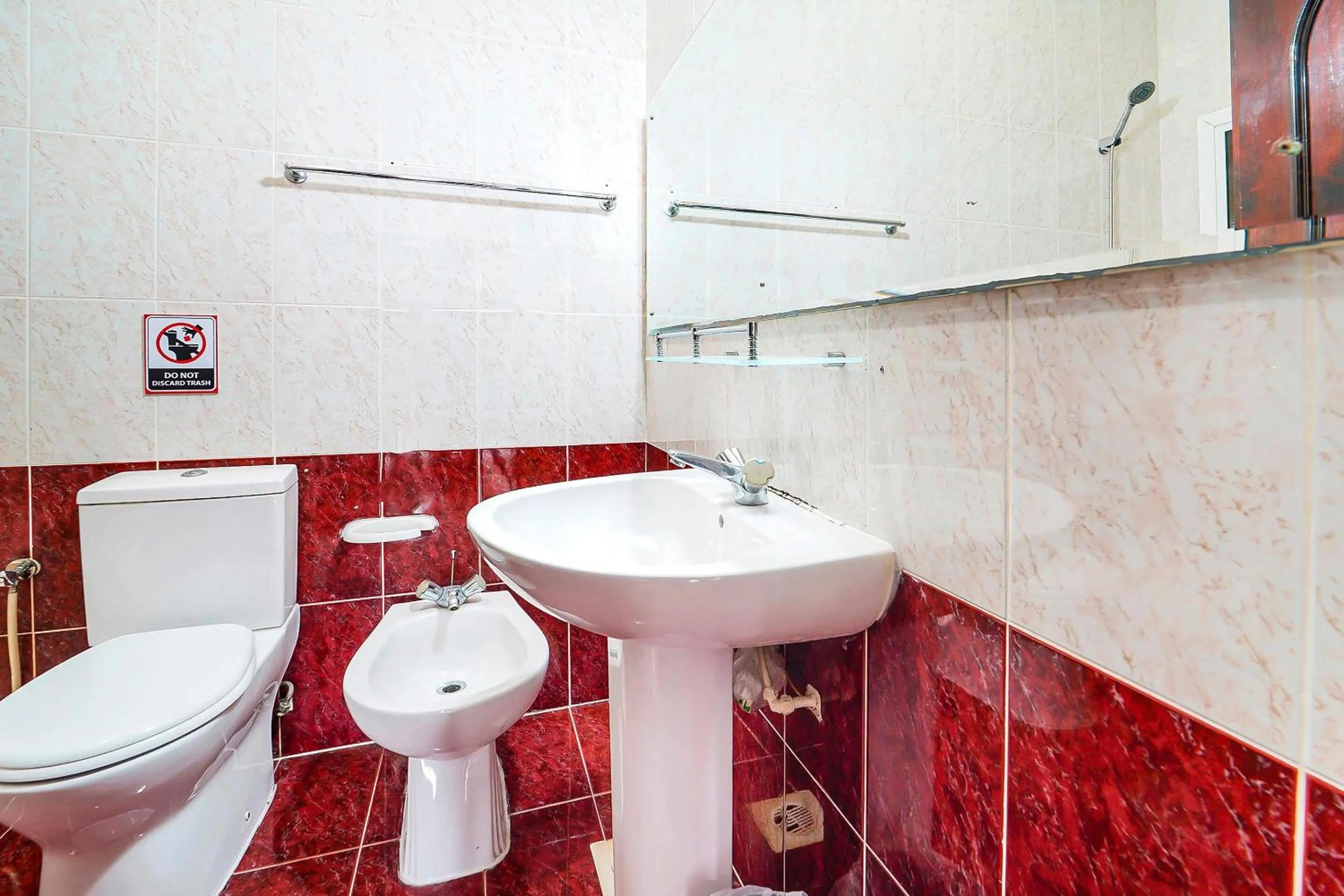 Bathroom in OYO 120 Concord International Hotel