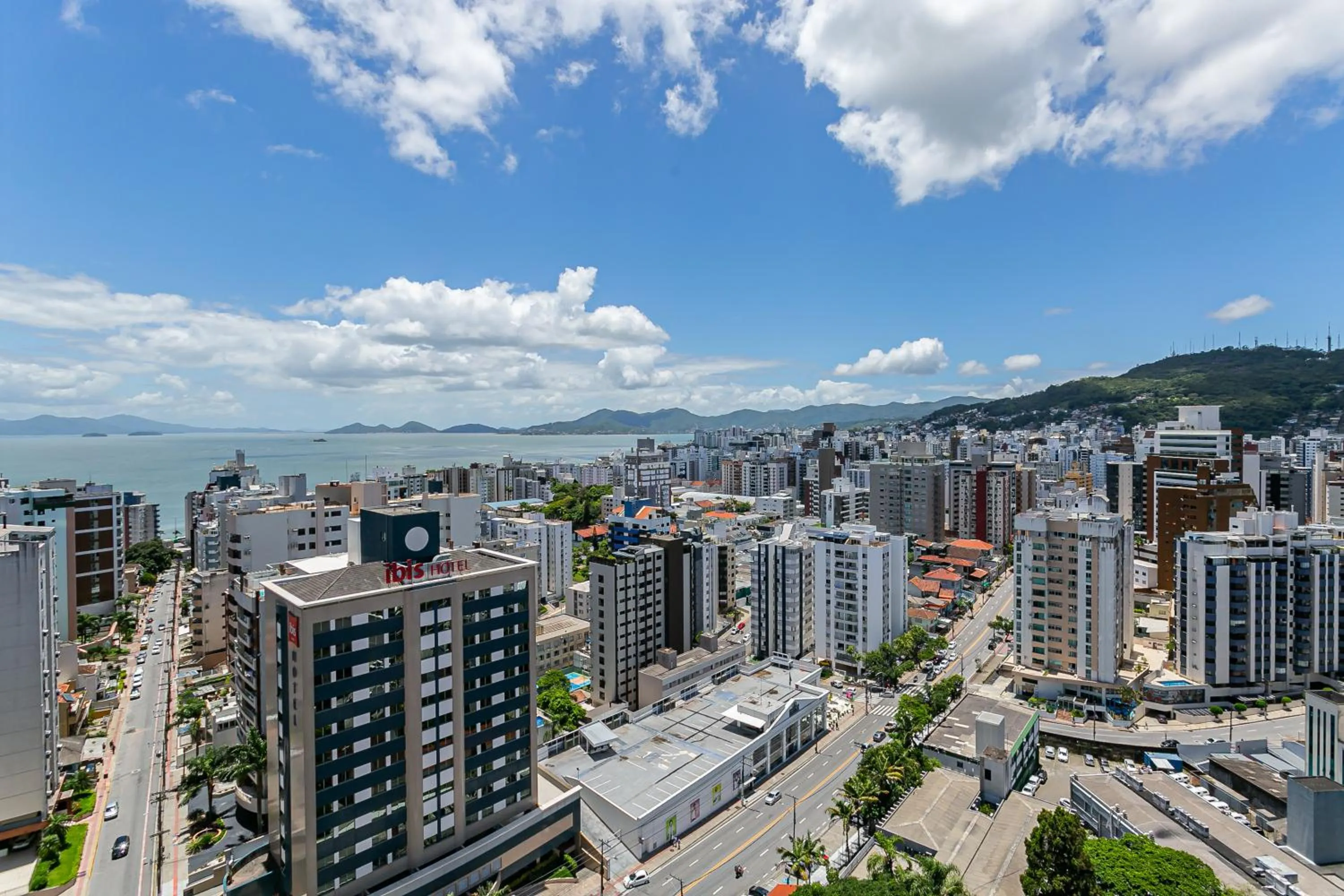 Neighbourhood in Studios Tower by Viva - Prédio com piscina e estacionamento no centro de Floripa