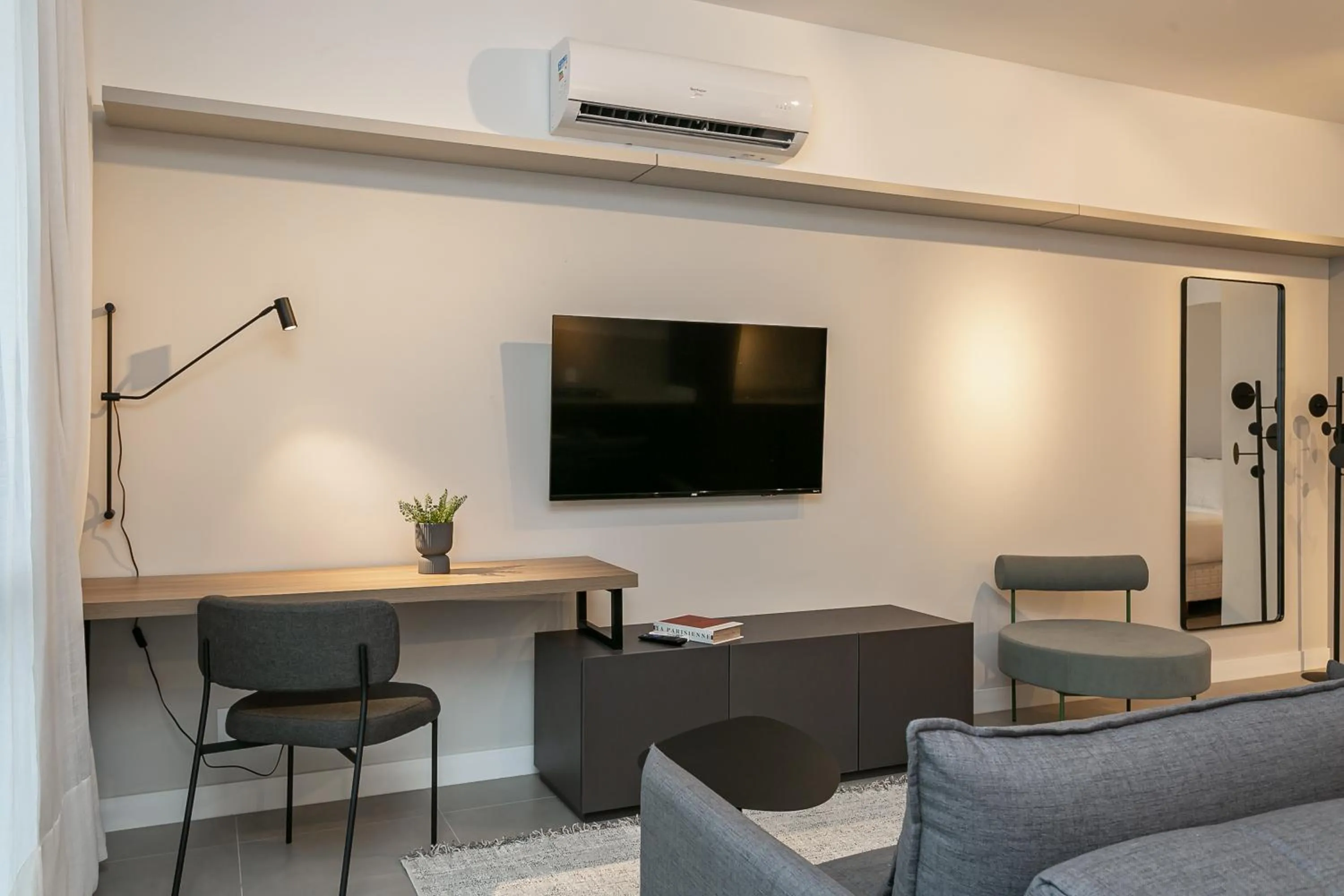 Seating area in Studios Tower by Viva - Prédio com piscina e estacionamento no centro de Floripa