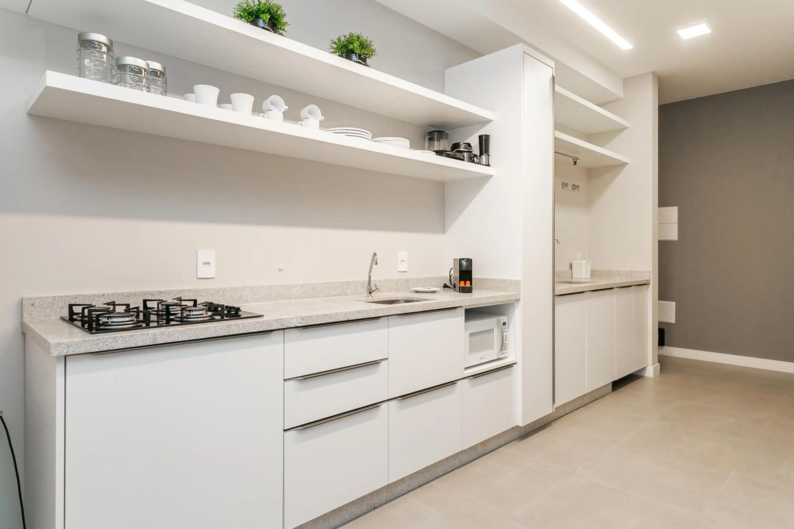Kitchen or kitchenette in Studios Tower by Viva - Prédio com piscina e estacionamento no centro de Floripa