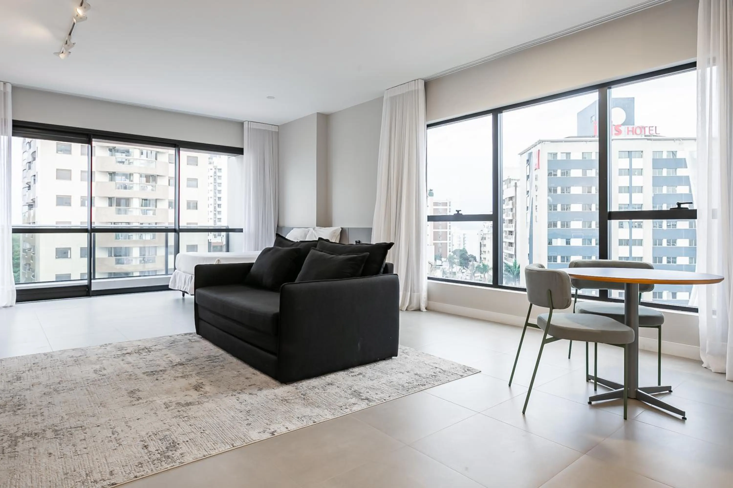 Seating area in Studios Tower by Viva - Prédio com piscina e estacionamento no centro de Floripa