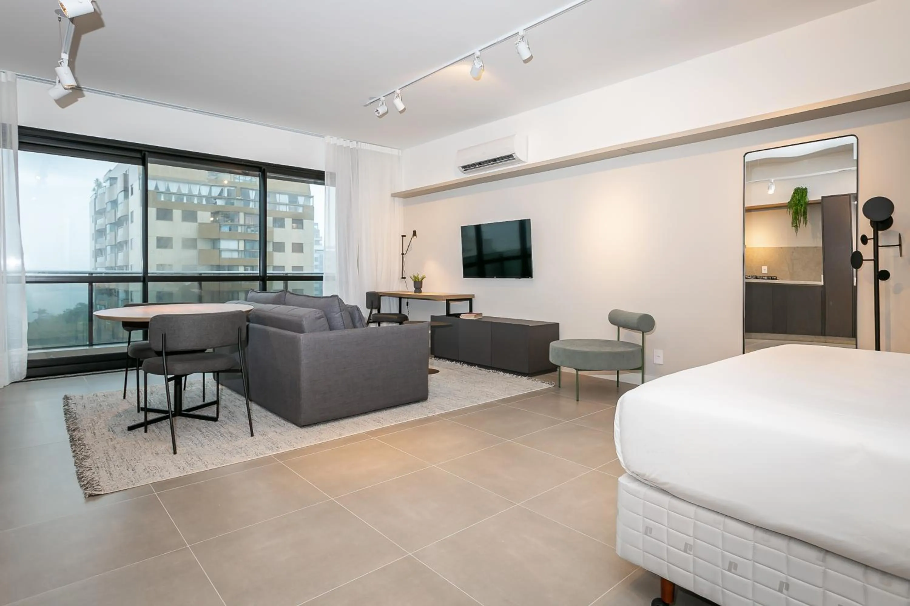 Living room, Bed in Studios Tower by Viva - Prédio com piscina e estacionamento no centro de Floripa