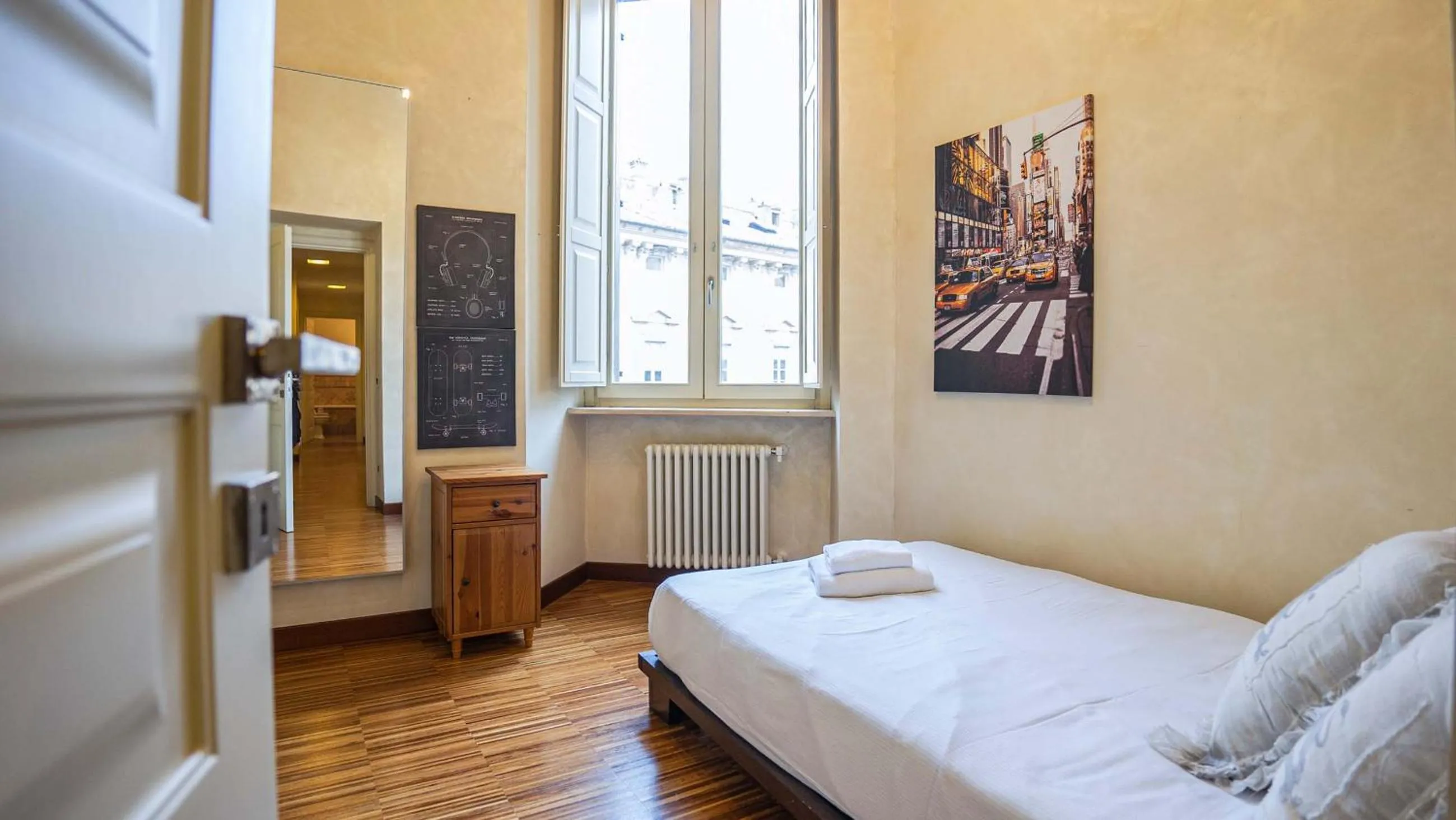 Bed in EasyTopStay - Piazza Venezia City View Charming Apt