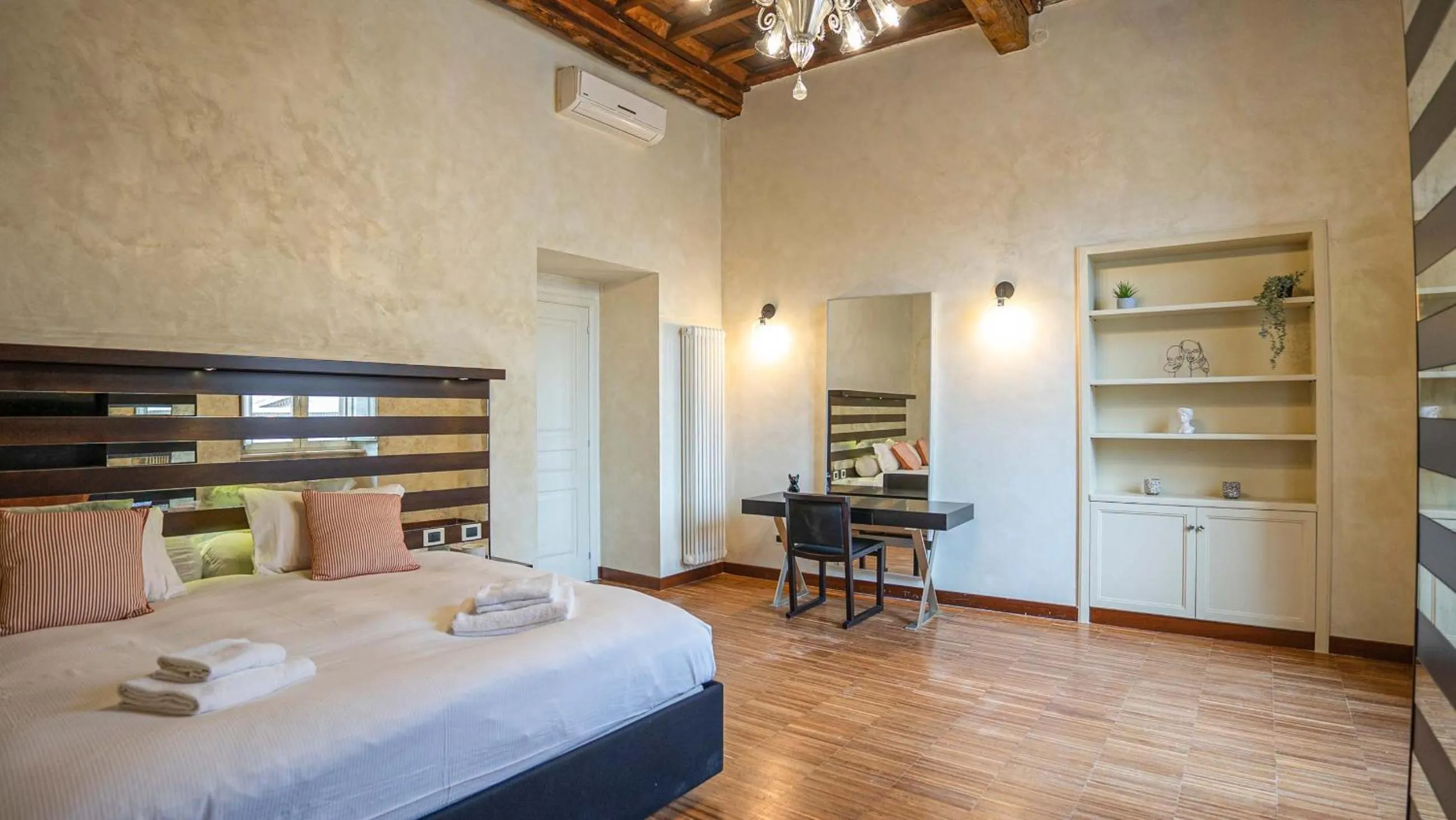 Bedroom, Bed in EasyTopStay - Piazza Venezia City View Charming Apt