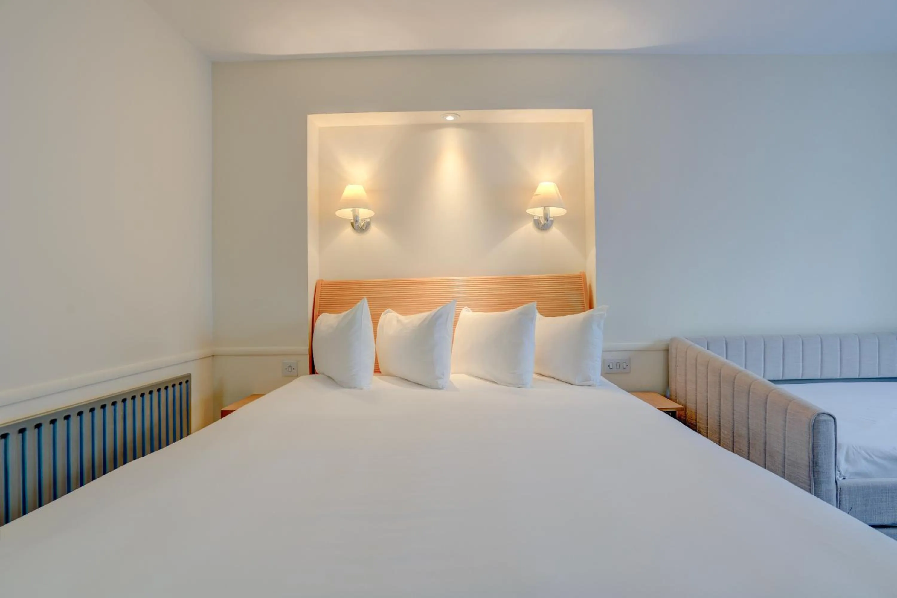 Bedroom, Bed in Sunday London Staines-upon-Thames Heathrow T5