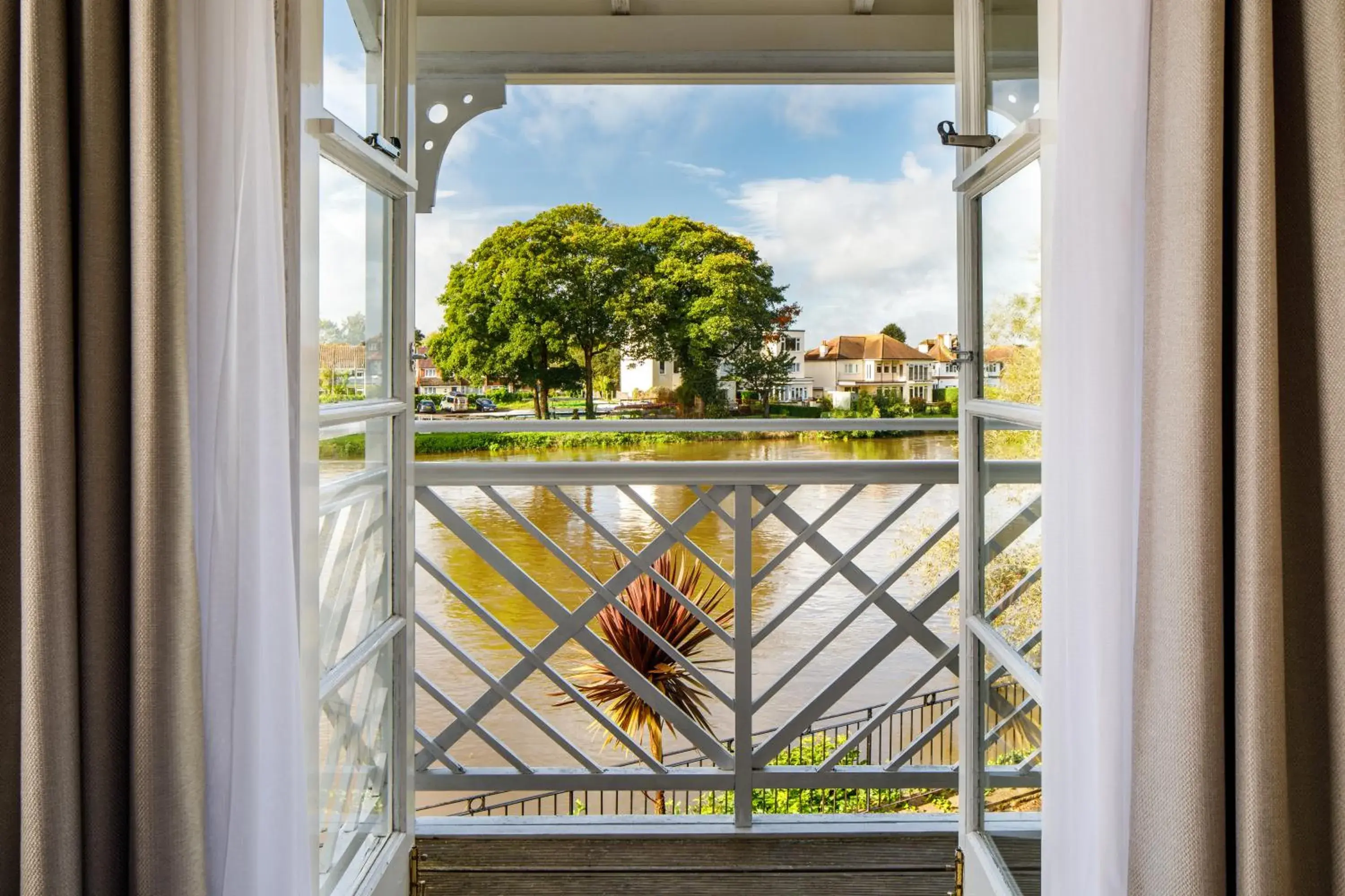 River view in Sunday London Staines-upon-Thames Heathrow T5 River view in Sunday London Staines-upon-Thames Heathrow T5