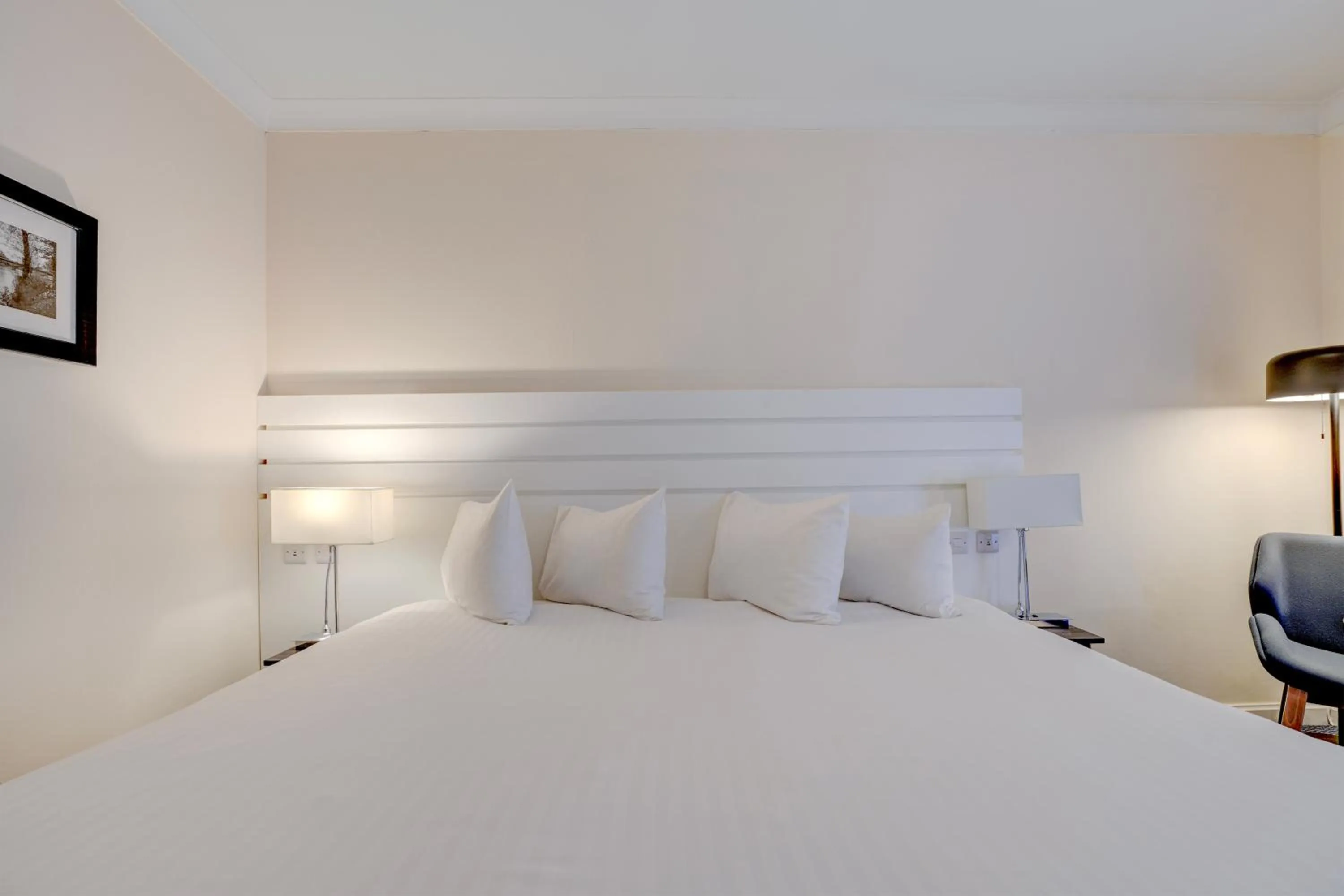 Bedroom, Bed in Sunday London Staines-upon-Thames Heathrow T5