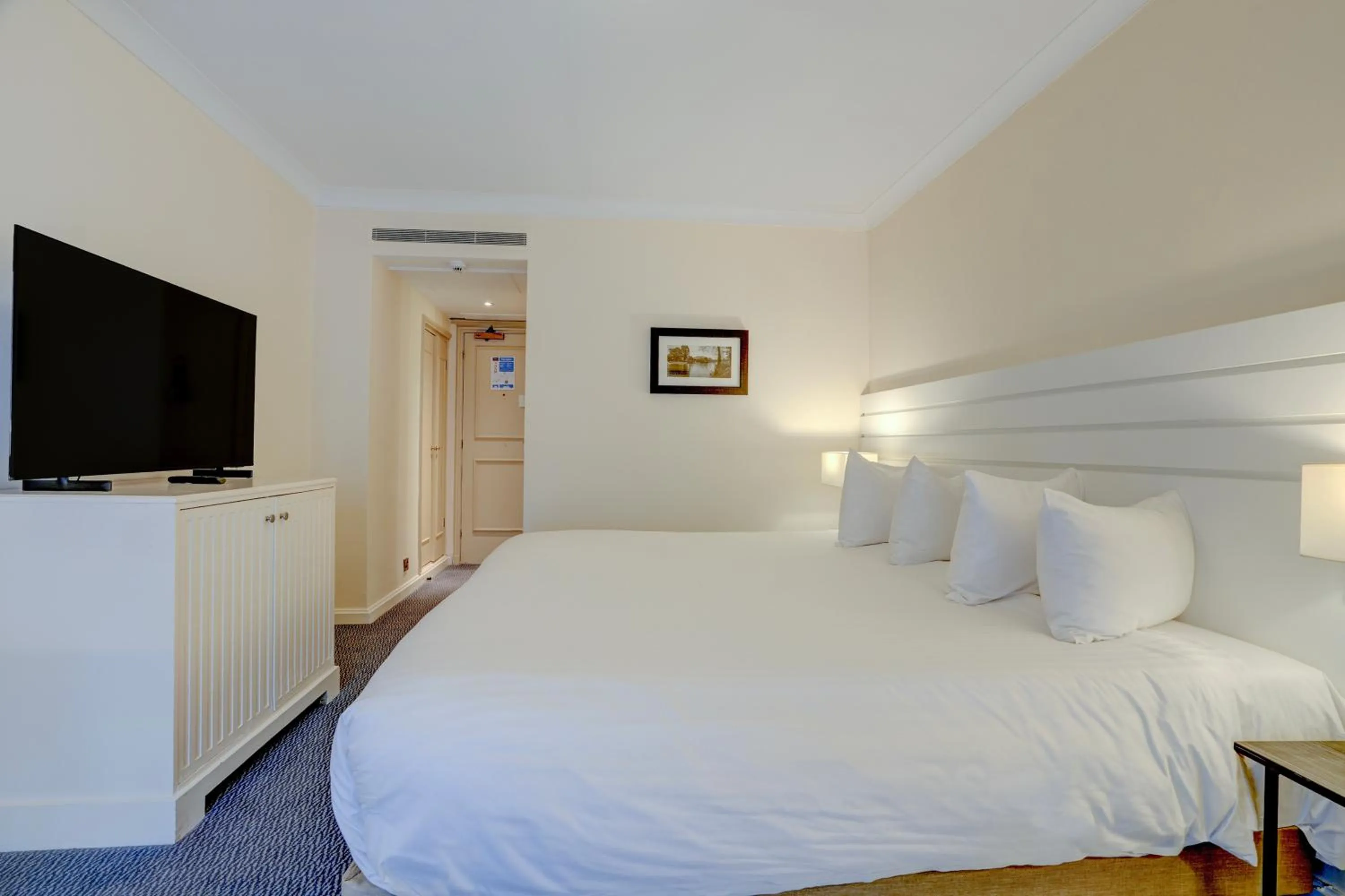 Bedroom, Bed in Sunday London Staines-upon-Thames Heathrow T5