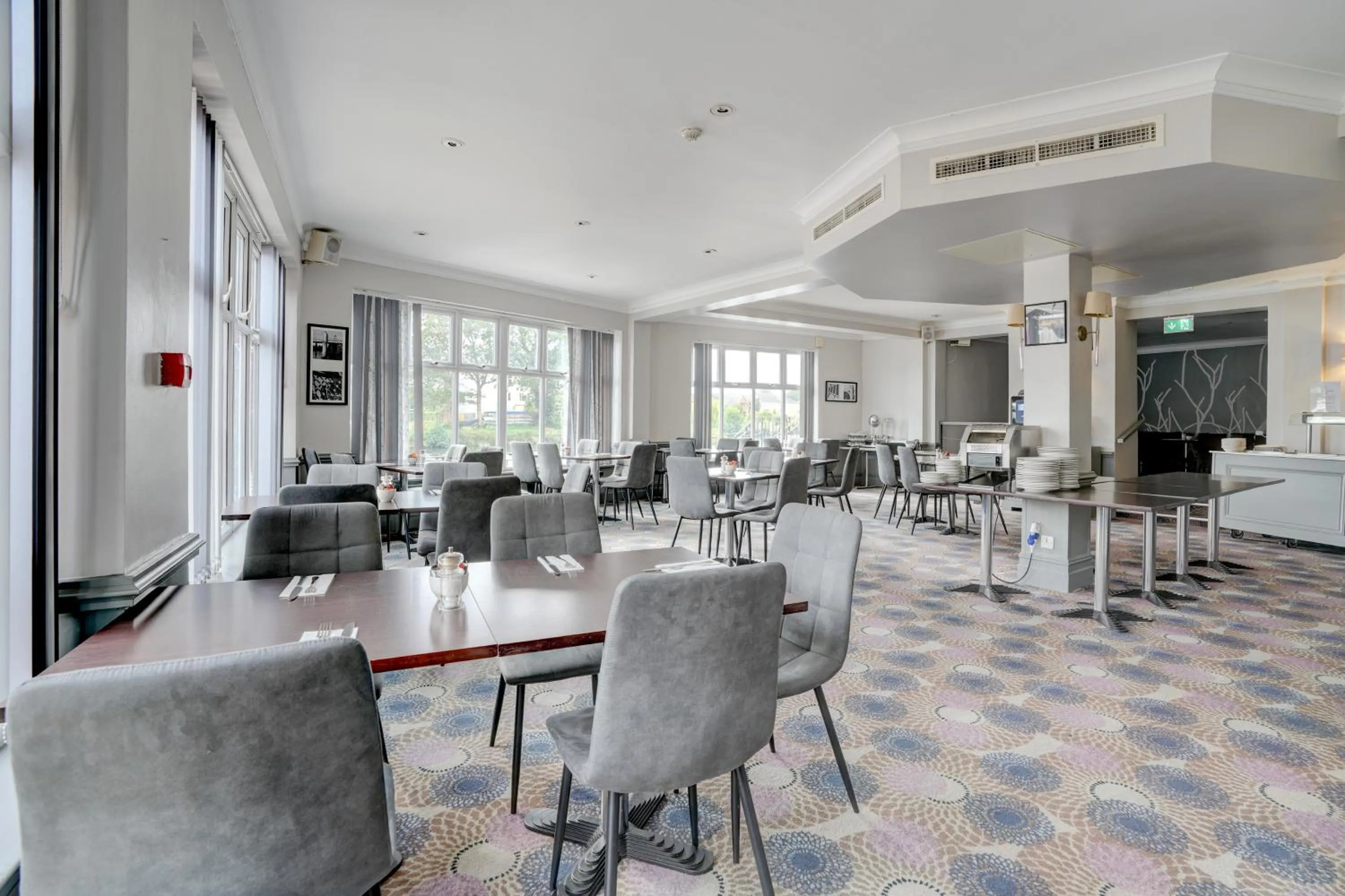 Restaurant/places to eat in Sunday London Staines-upon-Thames Heathrow T5