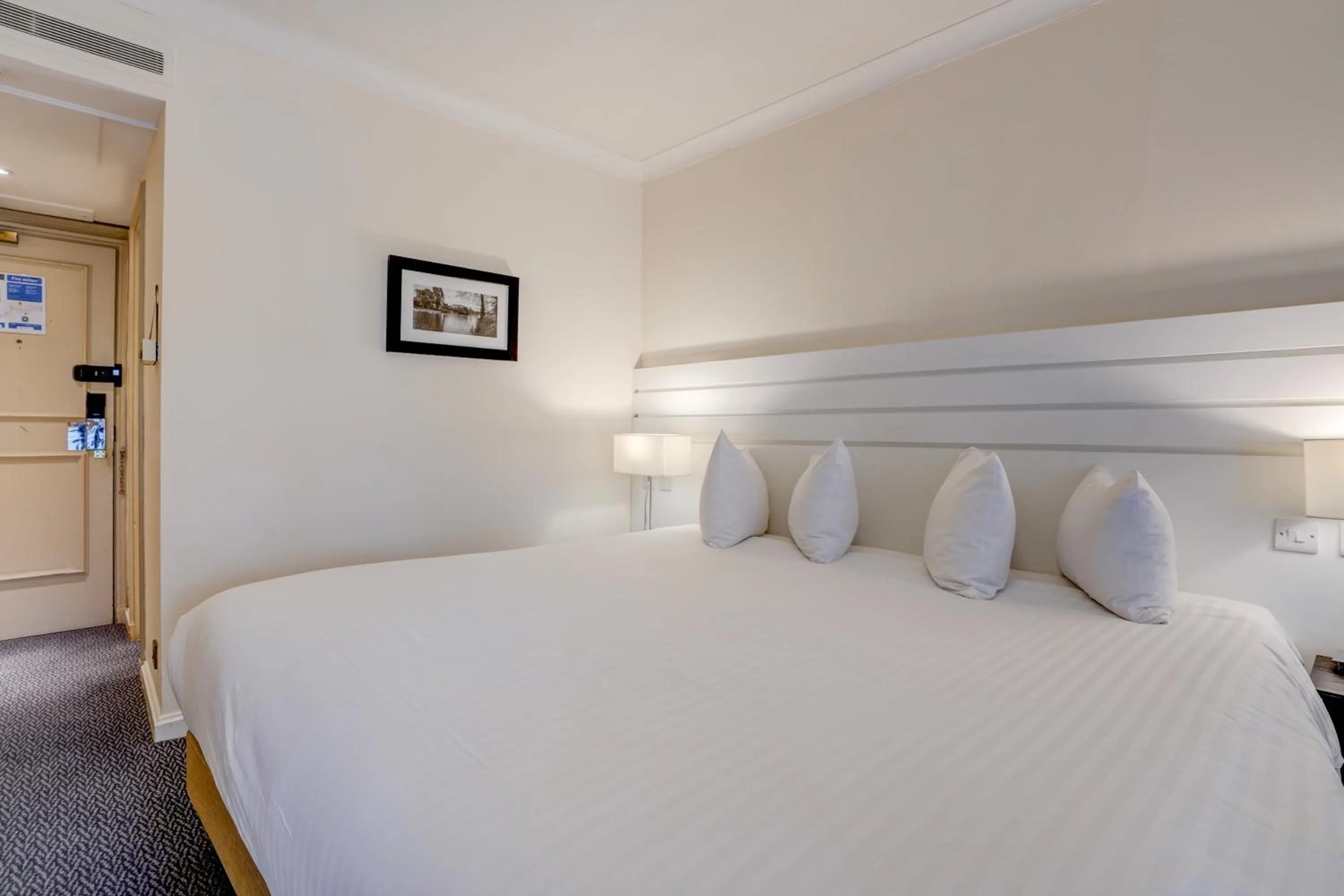 Bedroom, Bed in Sunday London Staines-upon-Thames Heathrow T5