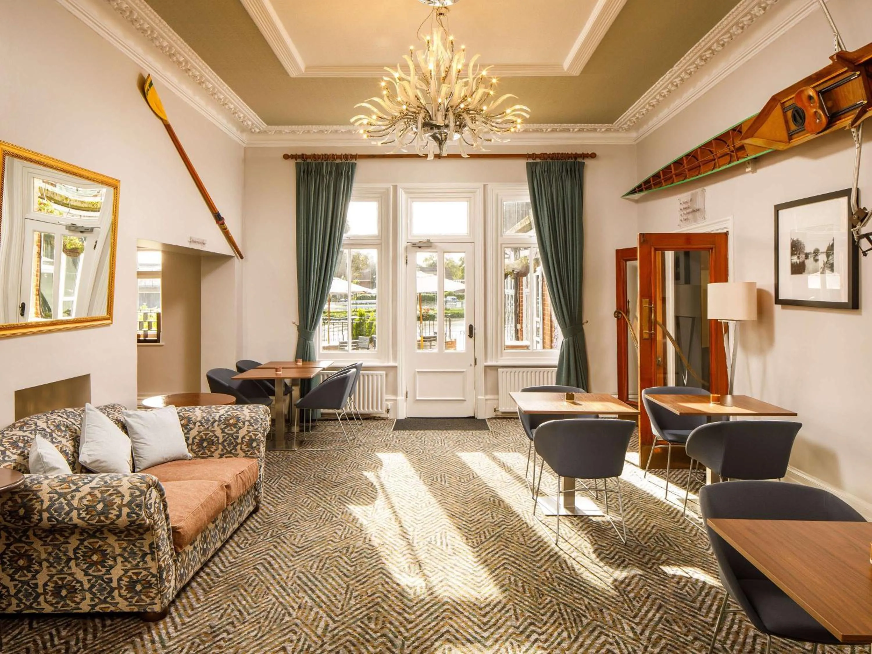 Lounge or bar in Sunday London Staines-upon-Thames Heathrow T5