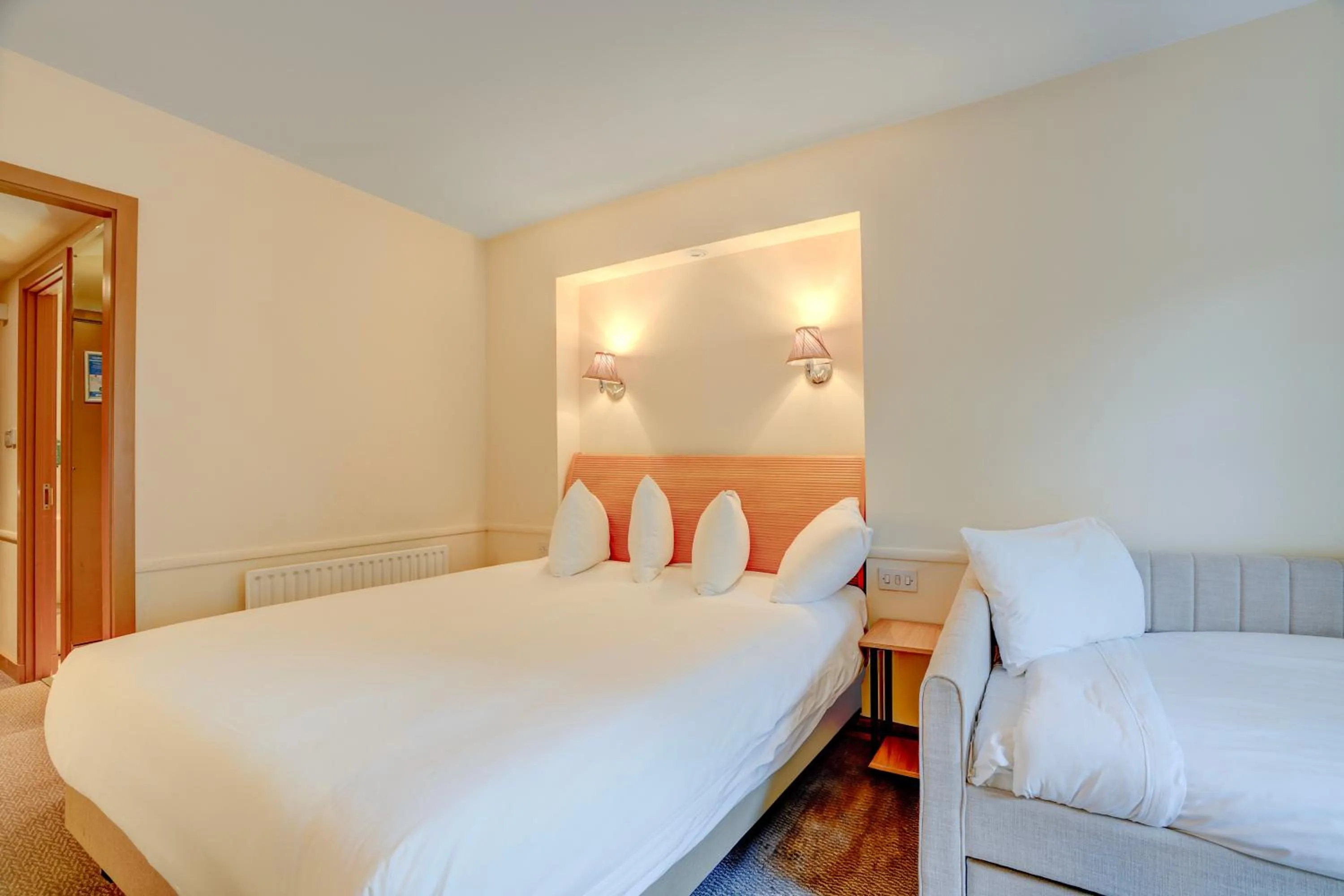 Bedroom, Bed in Sunday London Staines-upon-Thames Heathrow T5