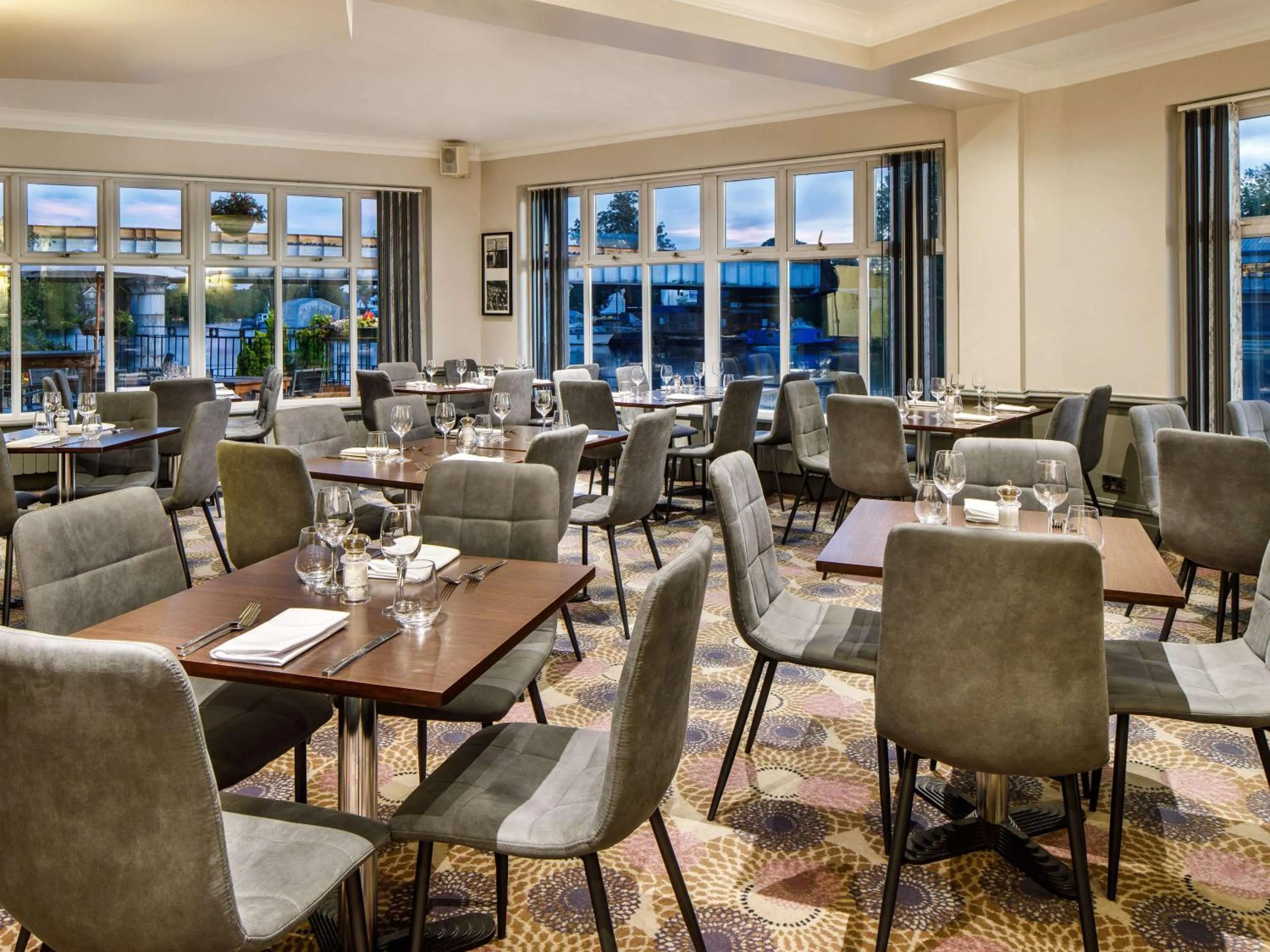 Restaurant/places to eat in Sunday London Staines-upon-Thames Heathrow T5