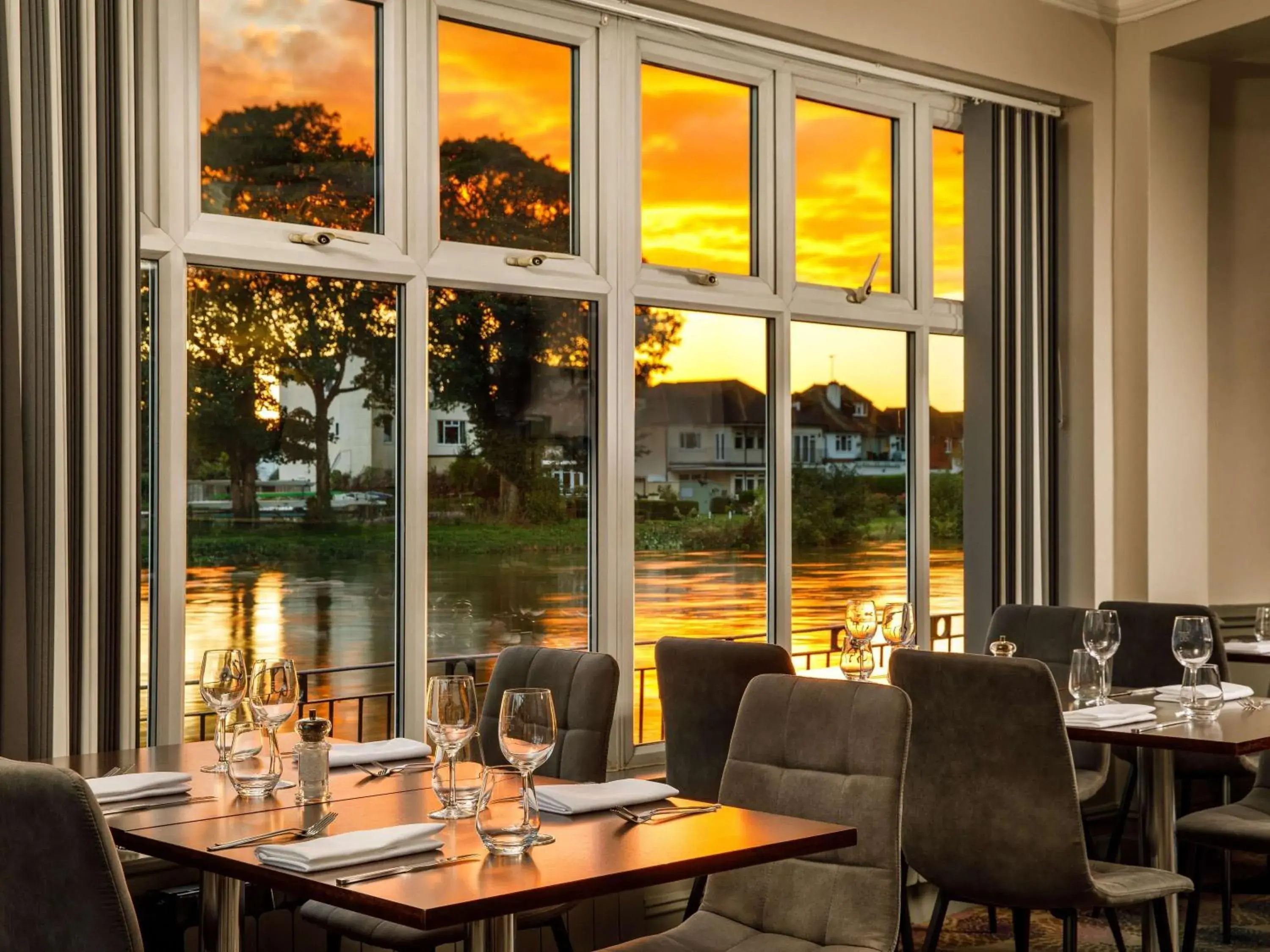 Restaurant/places to eat in Sunday London Staines-upon-Thames Heathrow T5 Restaurant/places to eat in Sunday London Staines-upon-Thames Heathrow T5