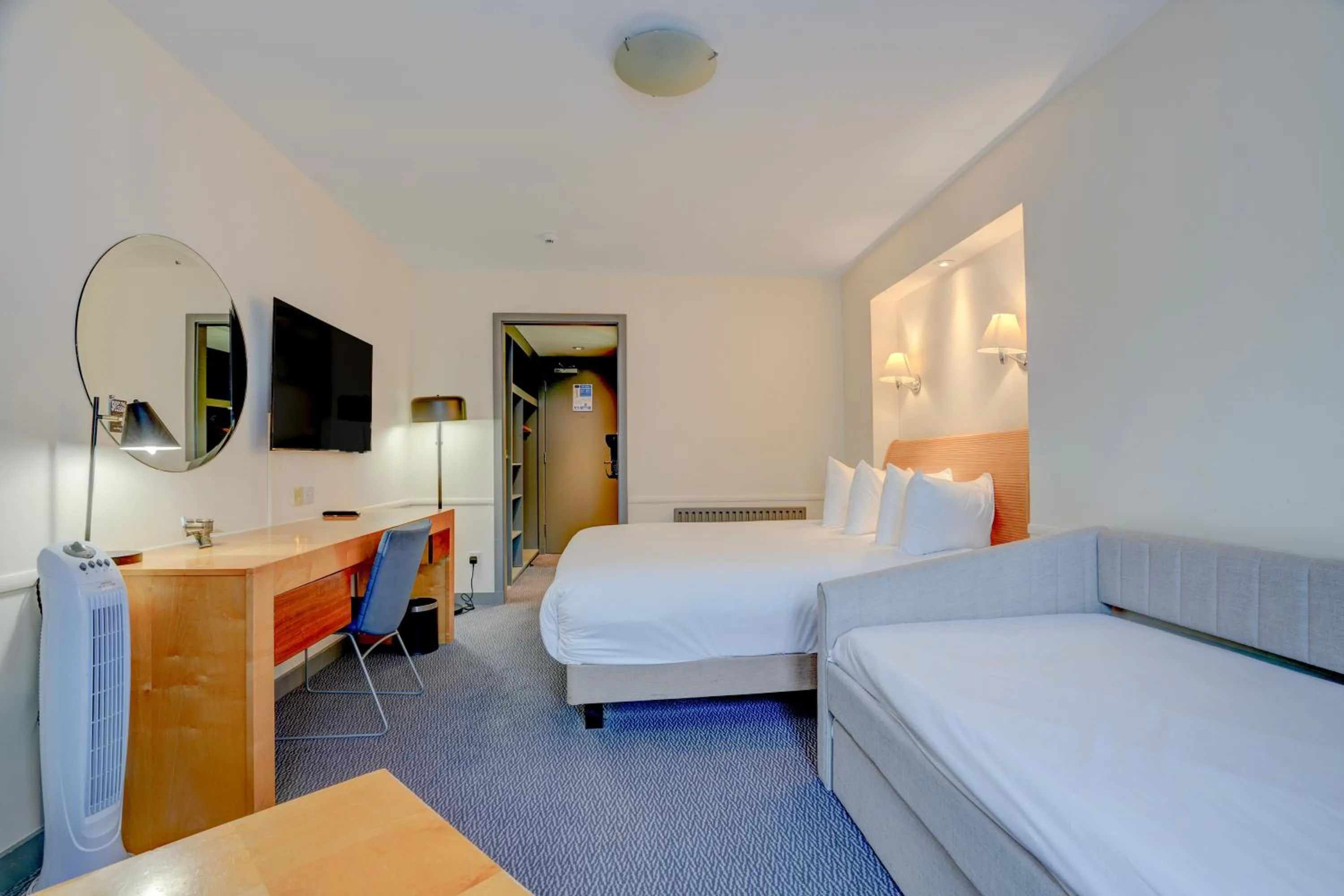 Bedroom, Bed in Sunday London Staines-upon-Thames Heathrow T5