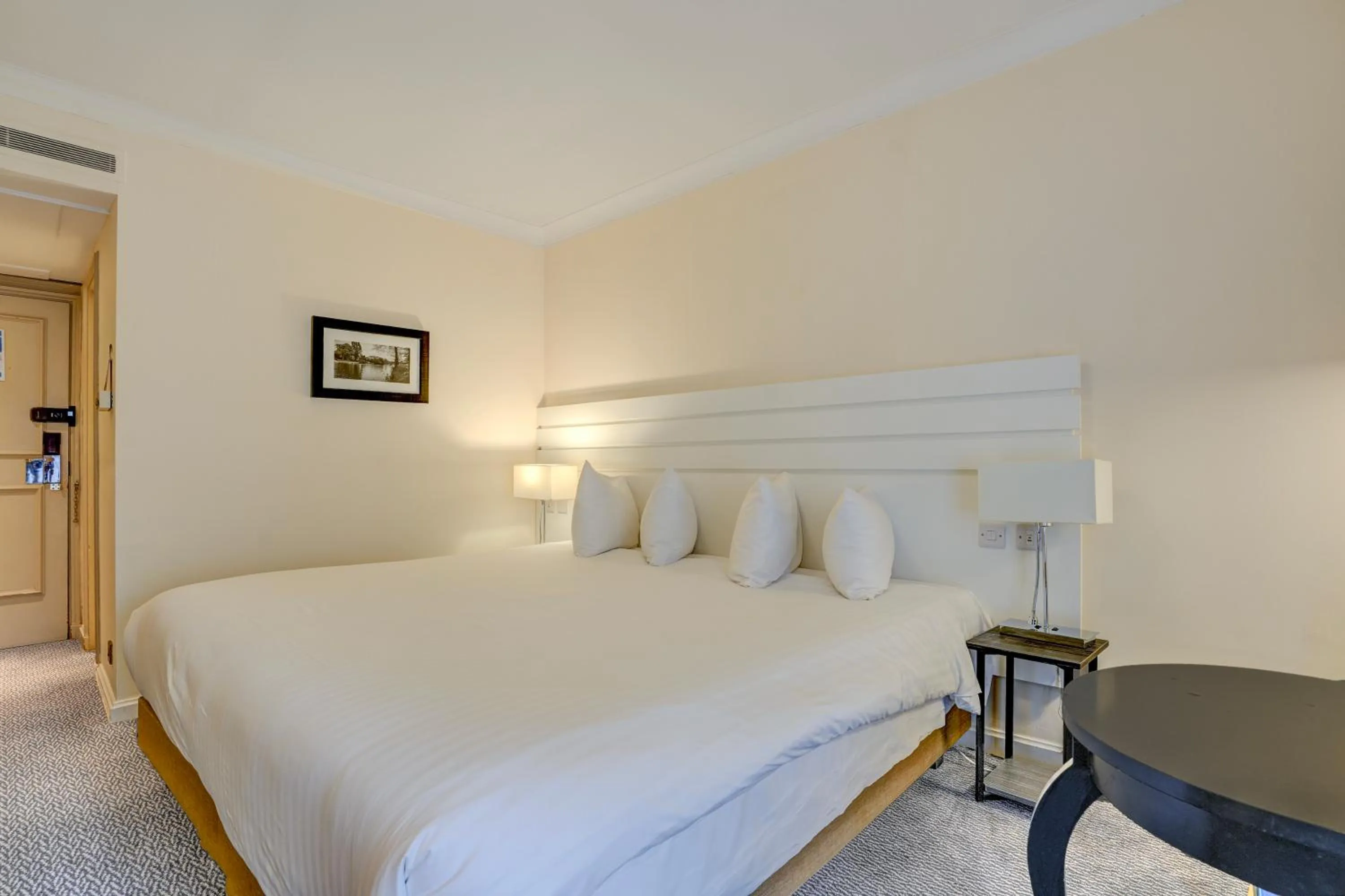 Bedroom, Bed in Sunday London Staines-upon-Thames Heathrow T5